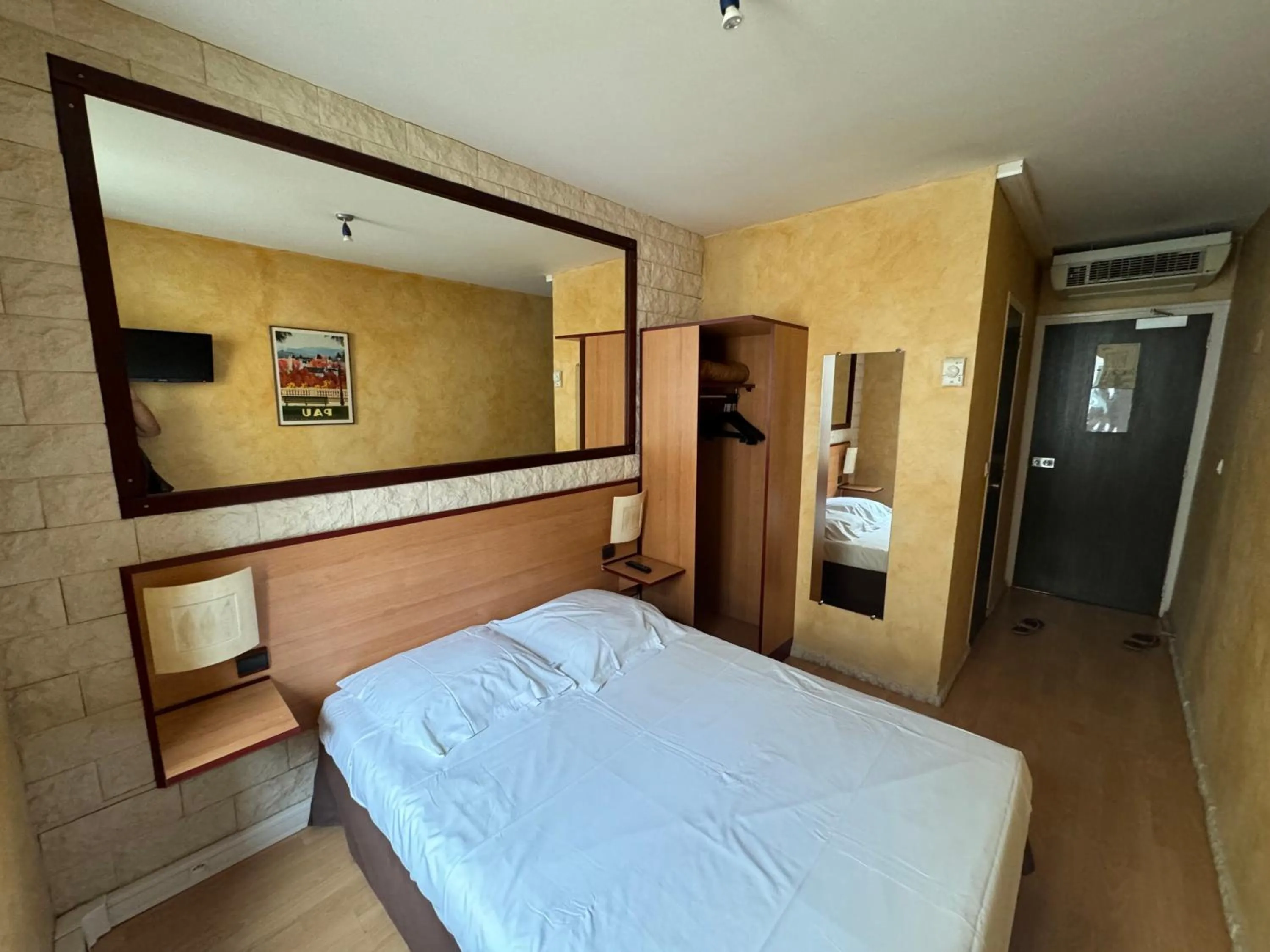 Bedroom, Bed in Hôtel Bosquet Pau Centre - Self Check In Budget Hotel