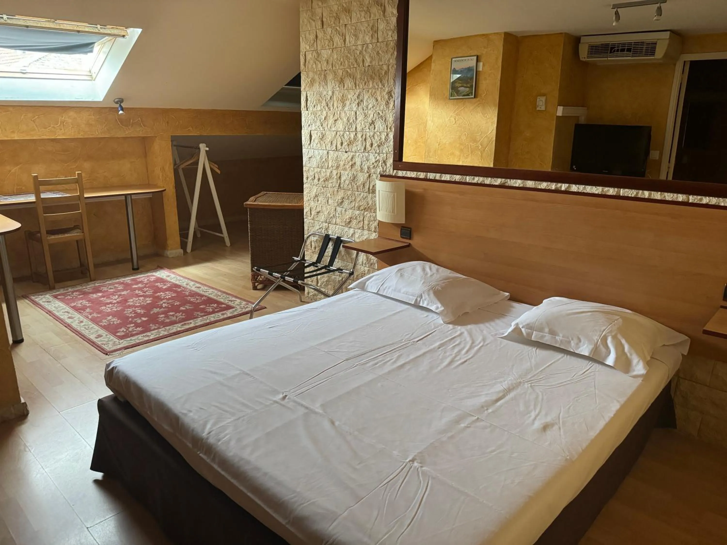 Bedroom, Bed in Hôtel Bosquet Pau Centre - Self Check In Budget Hotel