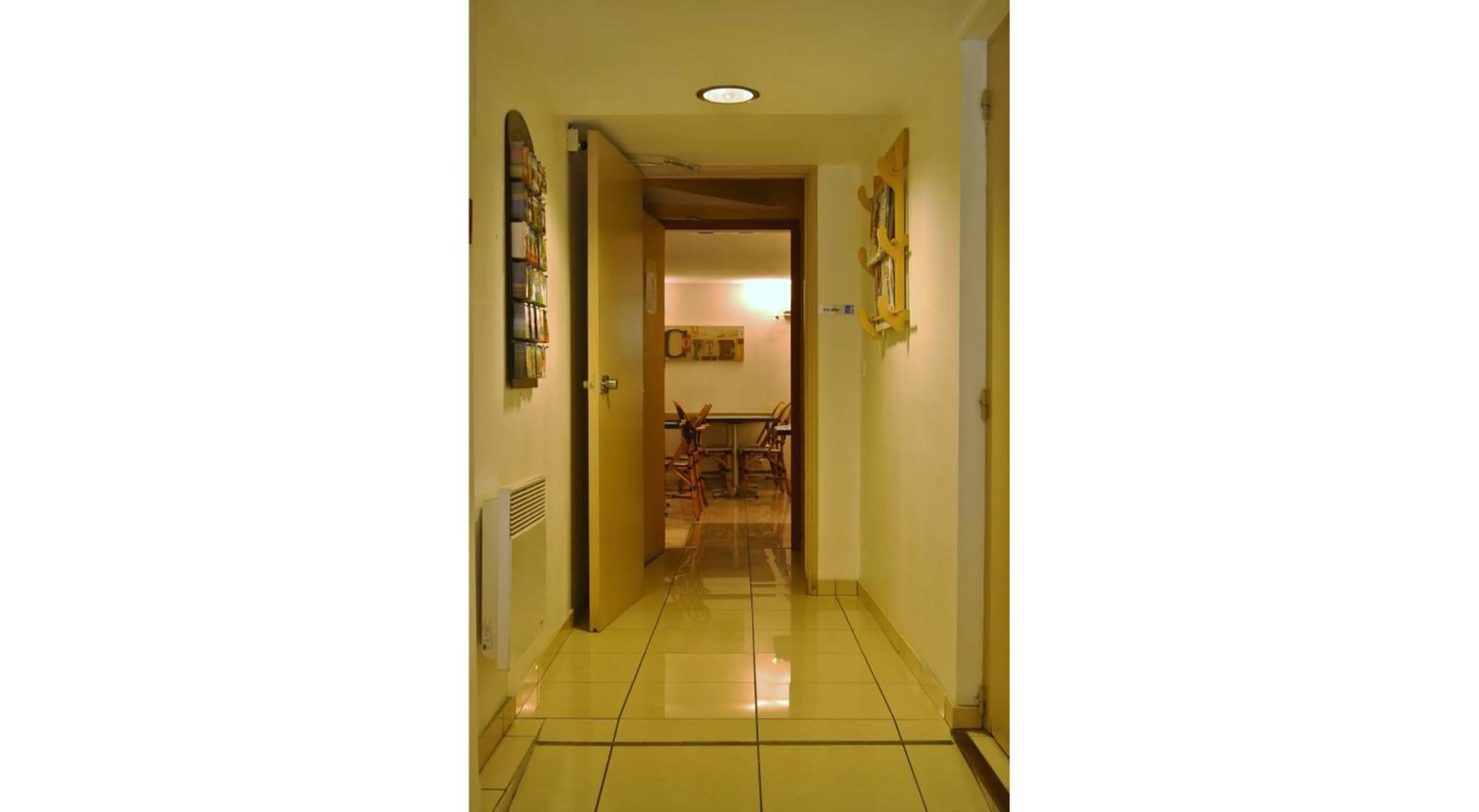 Lobby or reception in Hôtel Bosquet Pau Centre - Self Check In Budget Hotel