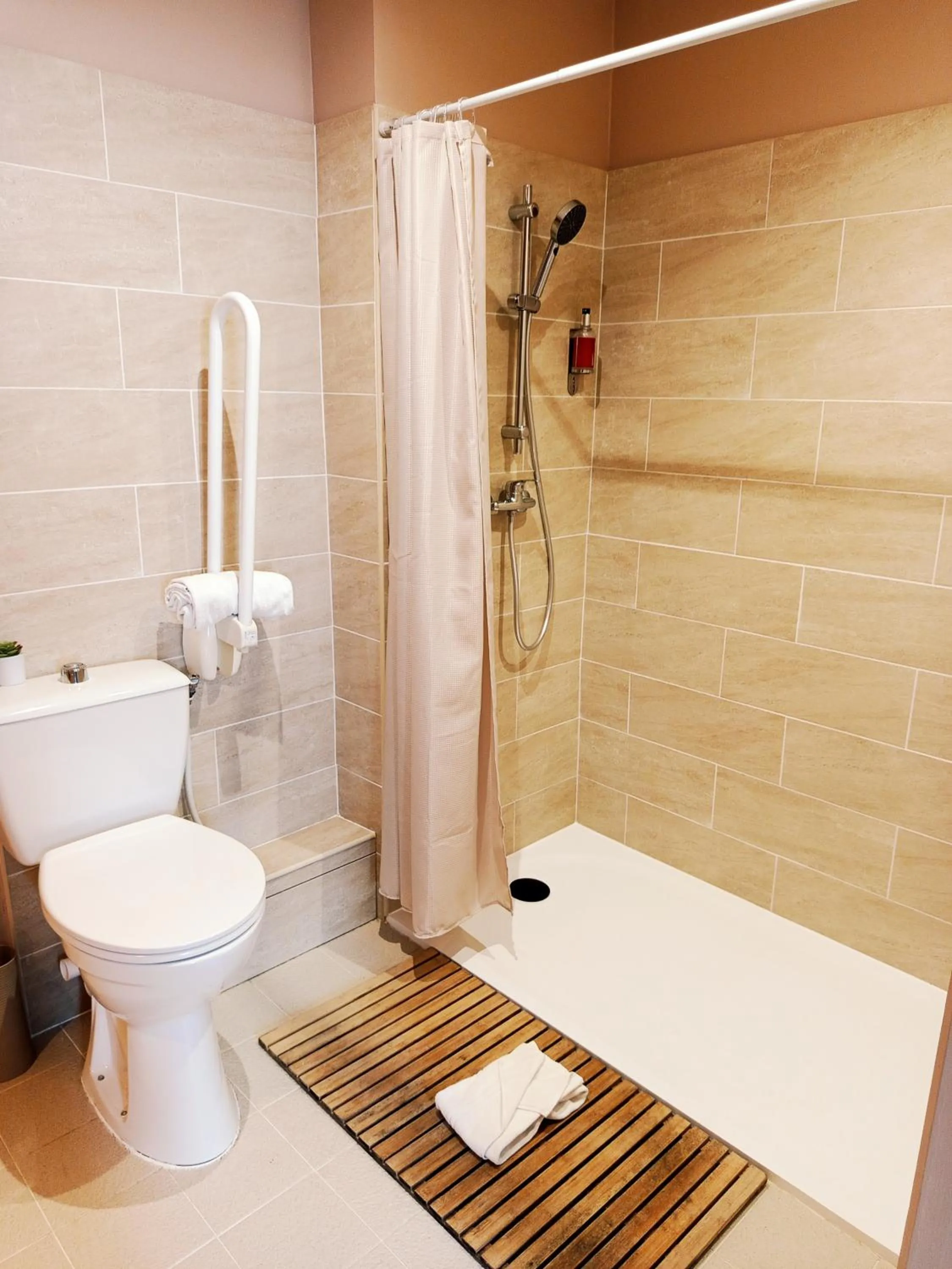 Bathroom in Hôtel Abalone - Centre Gare