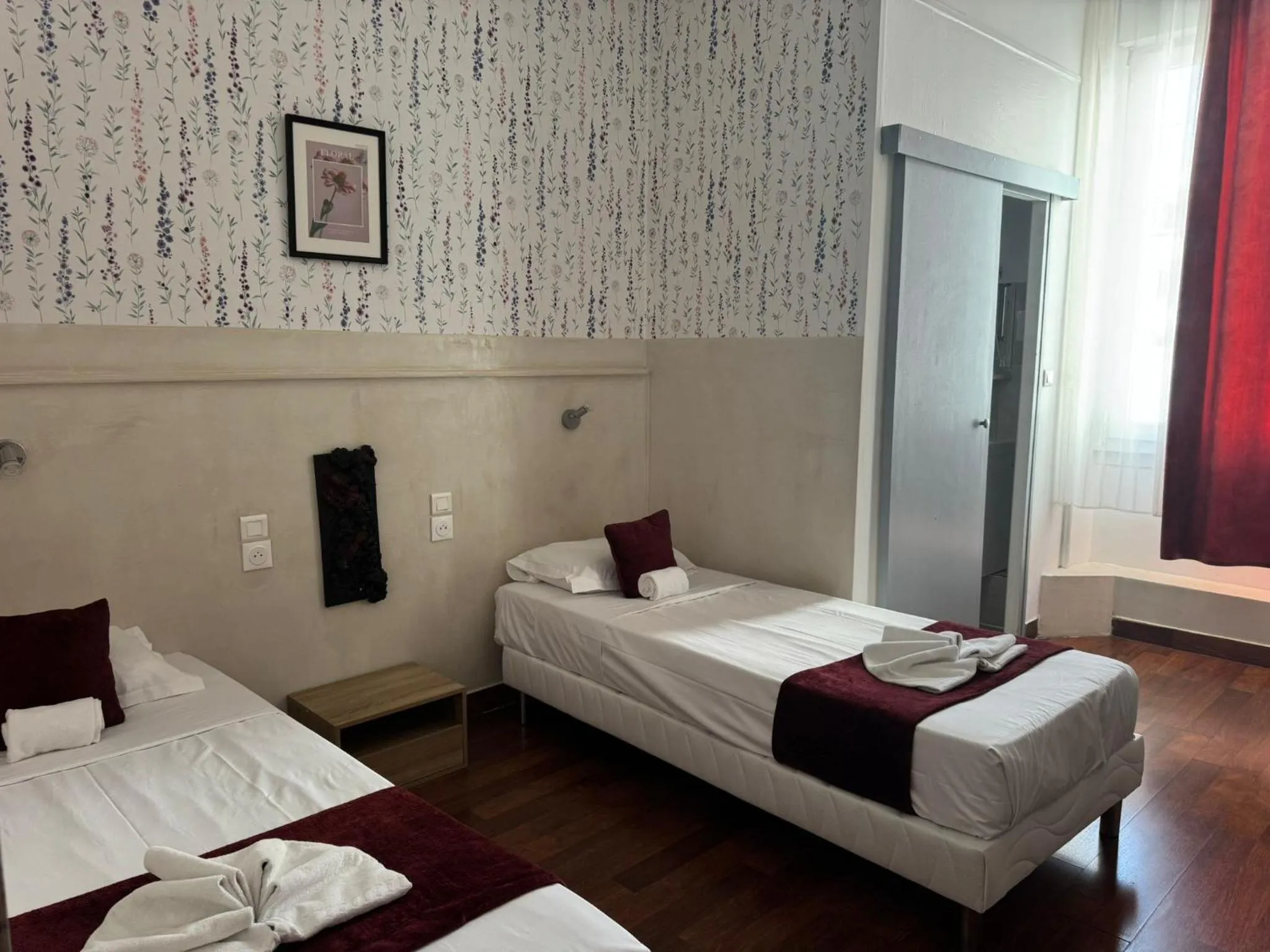 Photo of the whole room, Bed in Hôtel Abalone - Centre Gare