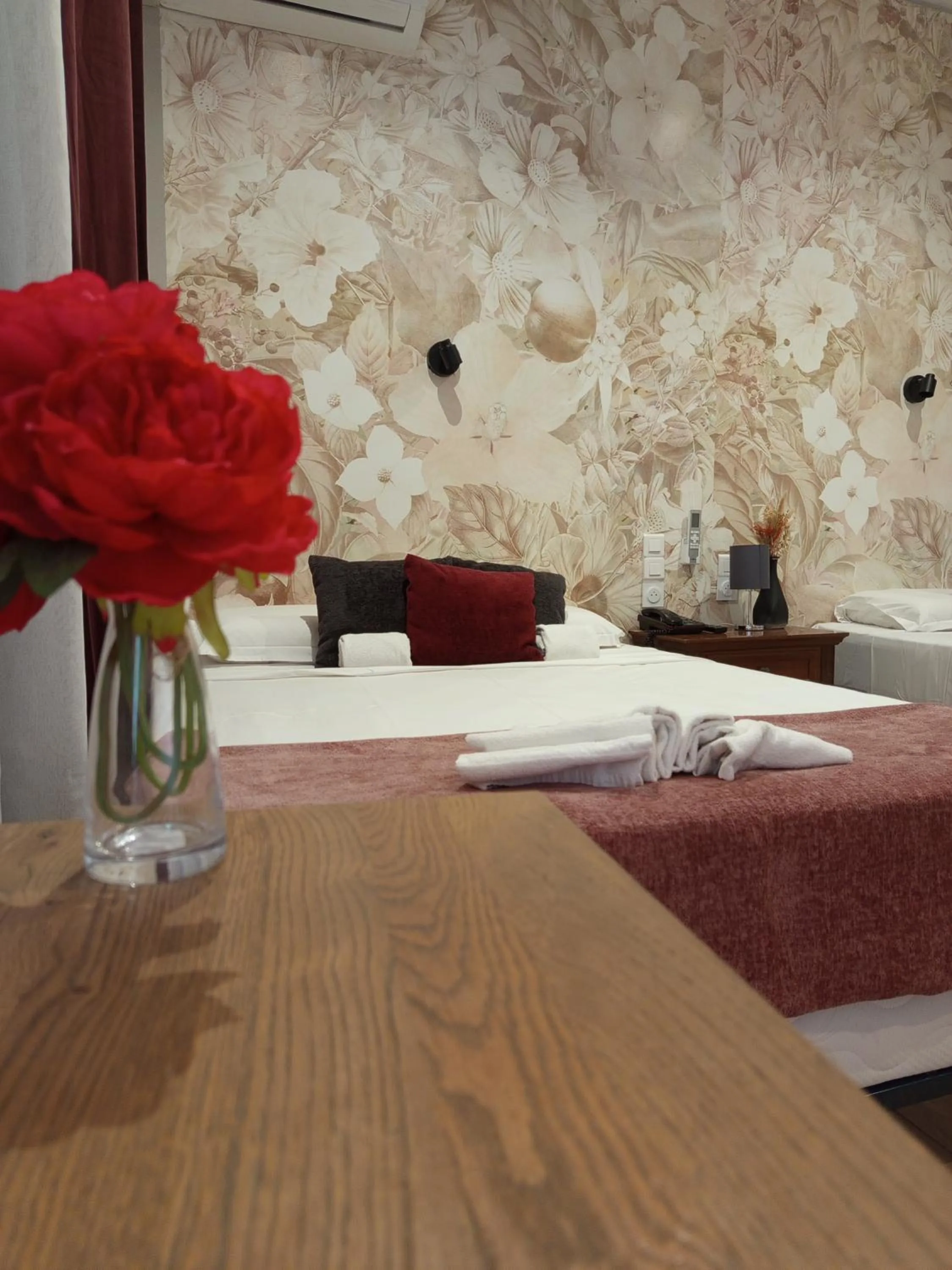 Photo of the whole room, Bed in Hôtel Abalone - Centre Gare