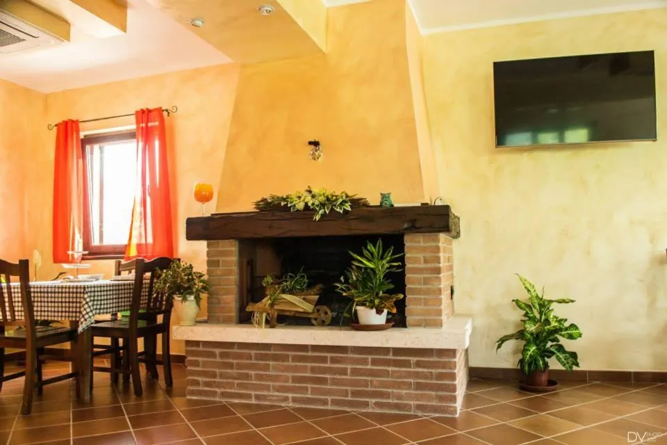 Communal lounge/ TV room in Santa Giusta