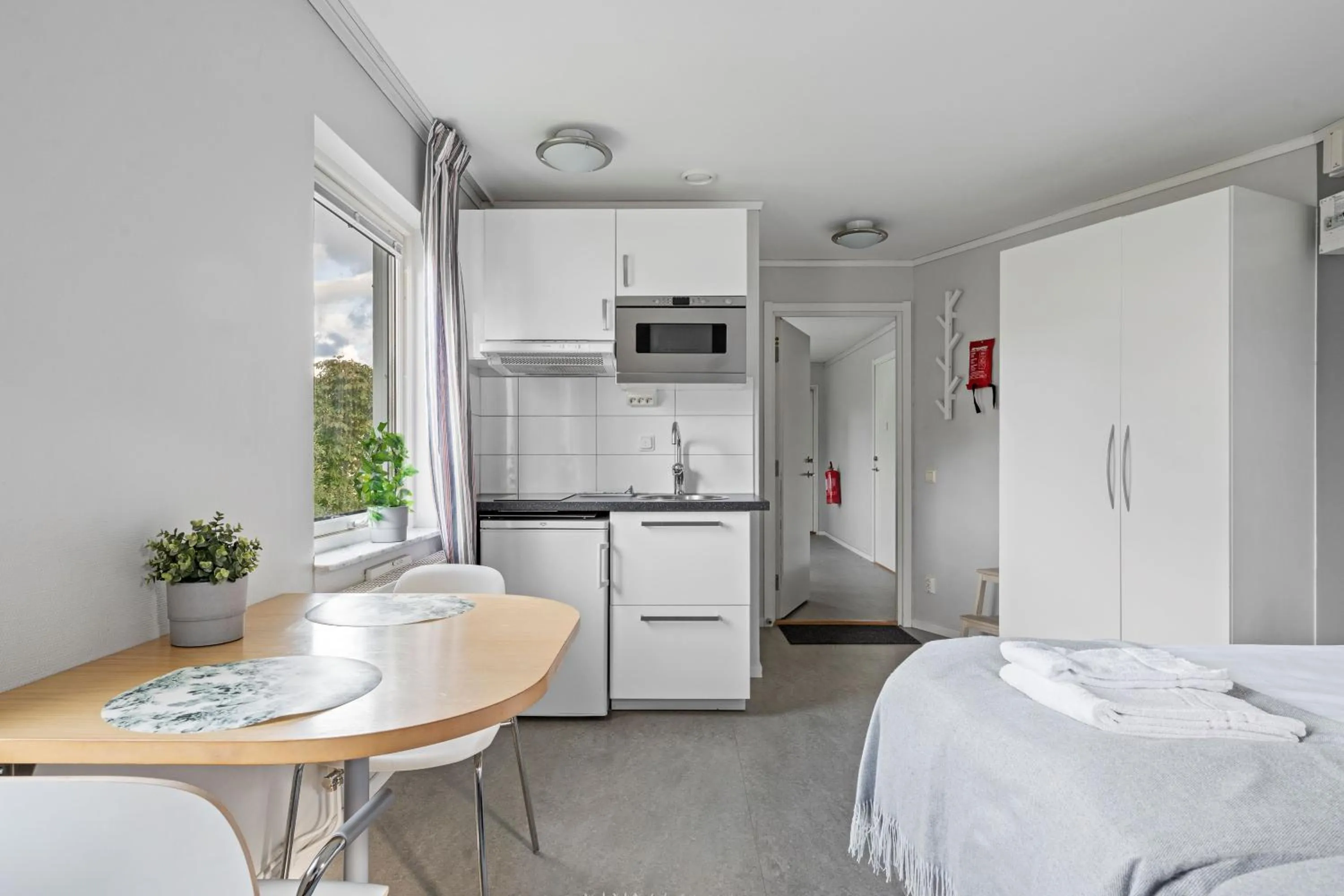 Dining area, Bed in Uppsala Lägenhetshotell