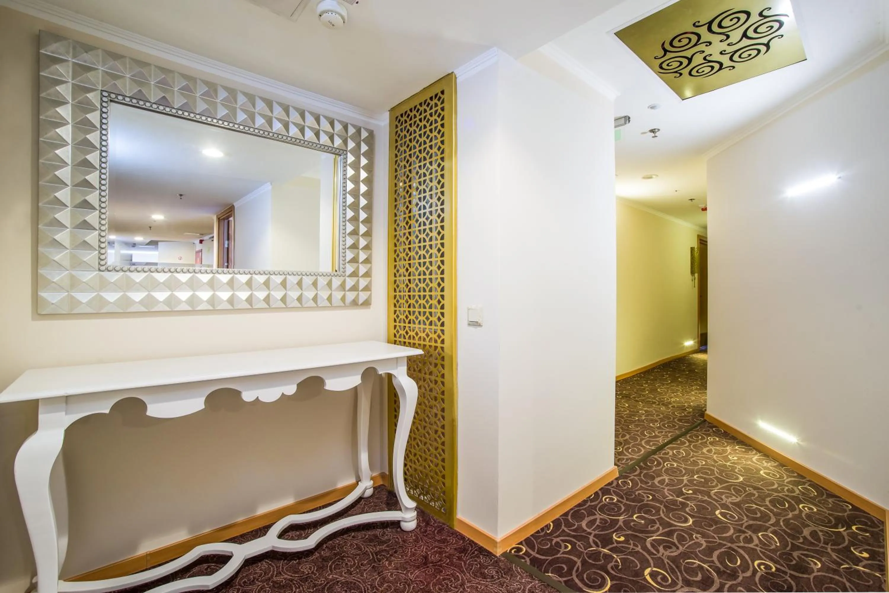 Property building, Bed in Marmara Hotel Budapest
