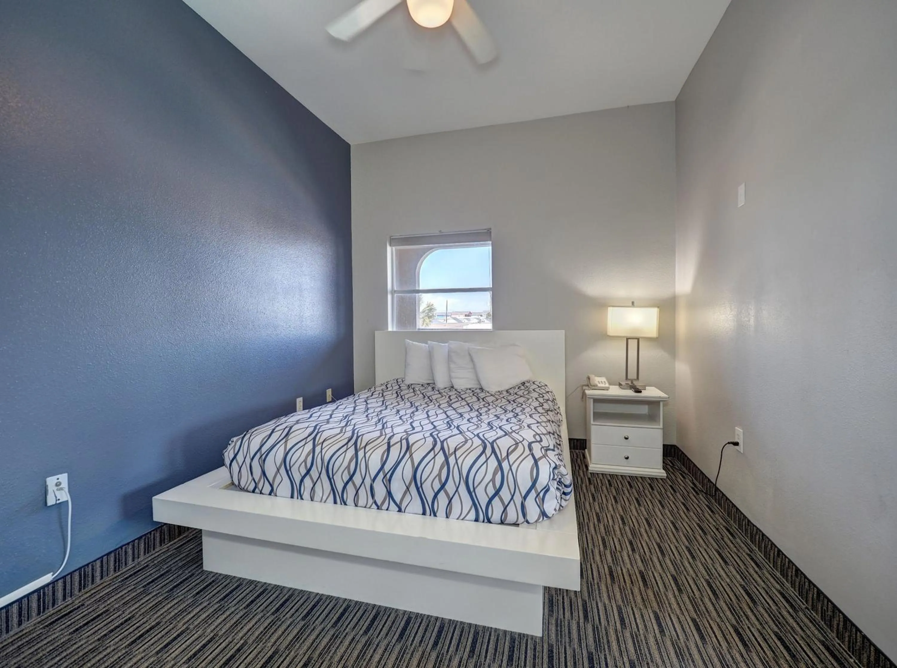 Bedroom, Bed in Alister Square Inn