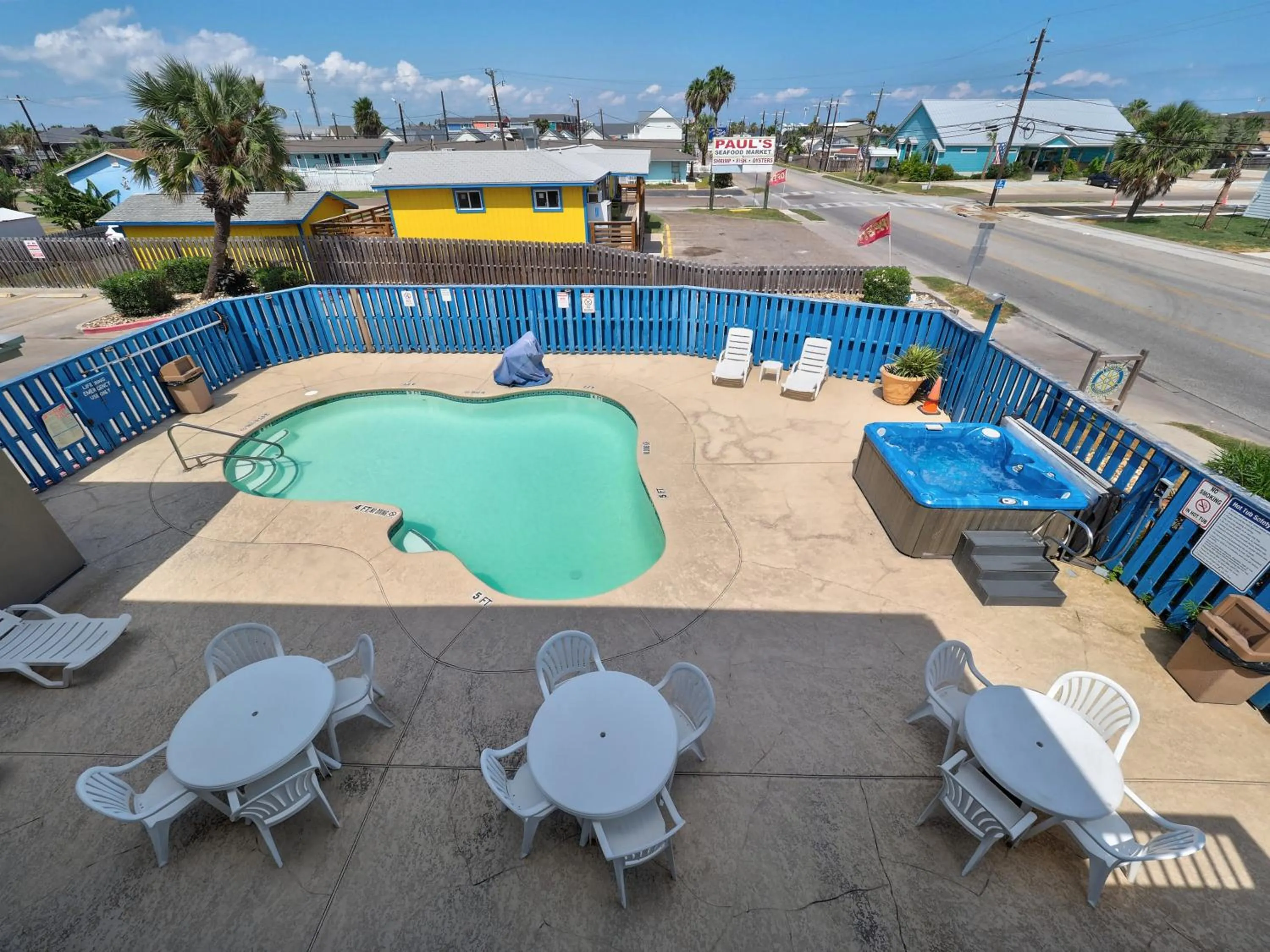 Swimming pool in Alister Square Inn