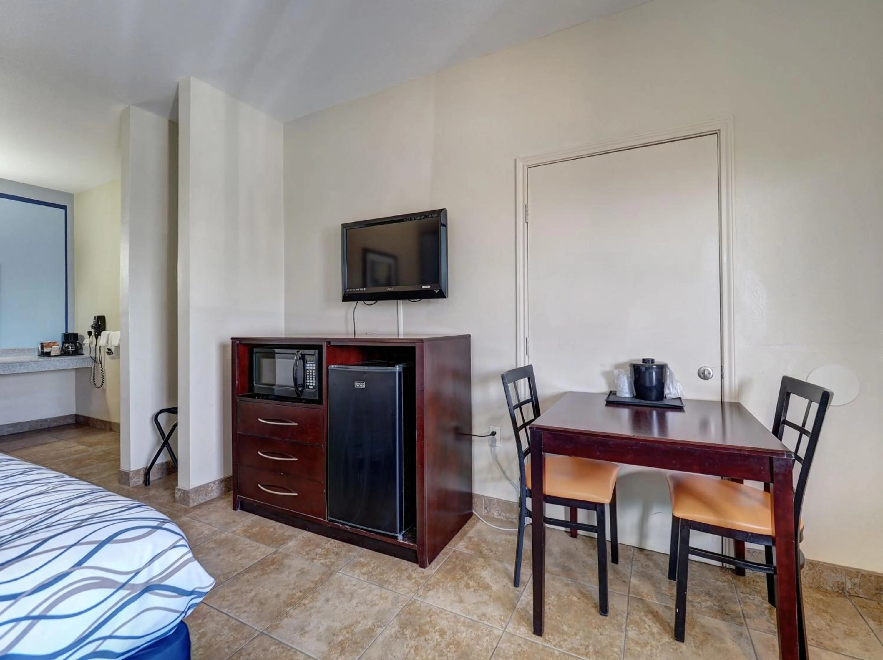 Dining area, Bed in Alister Square Inn