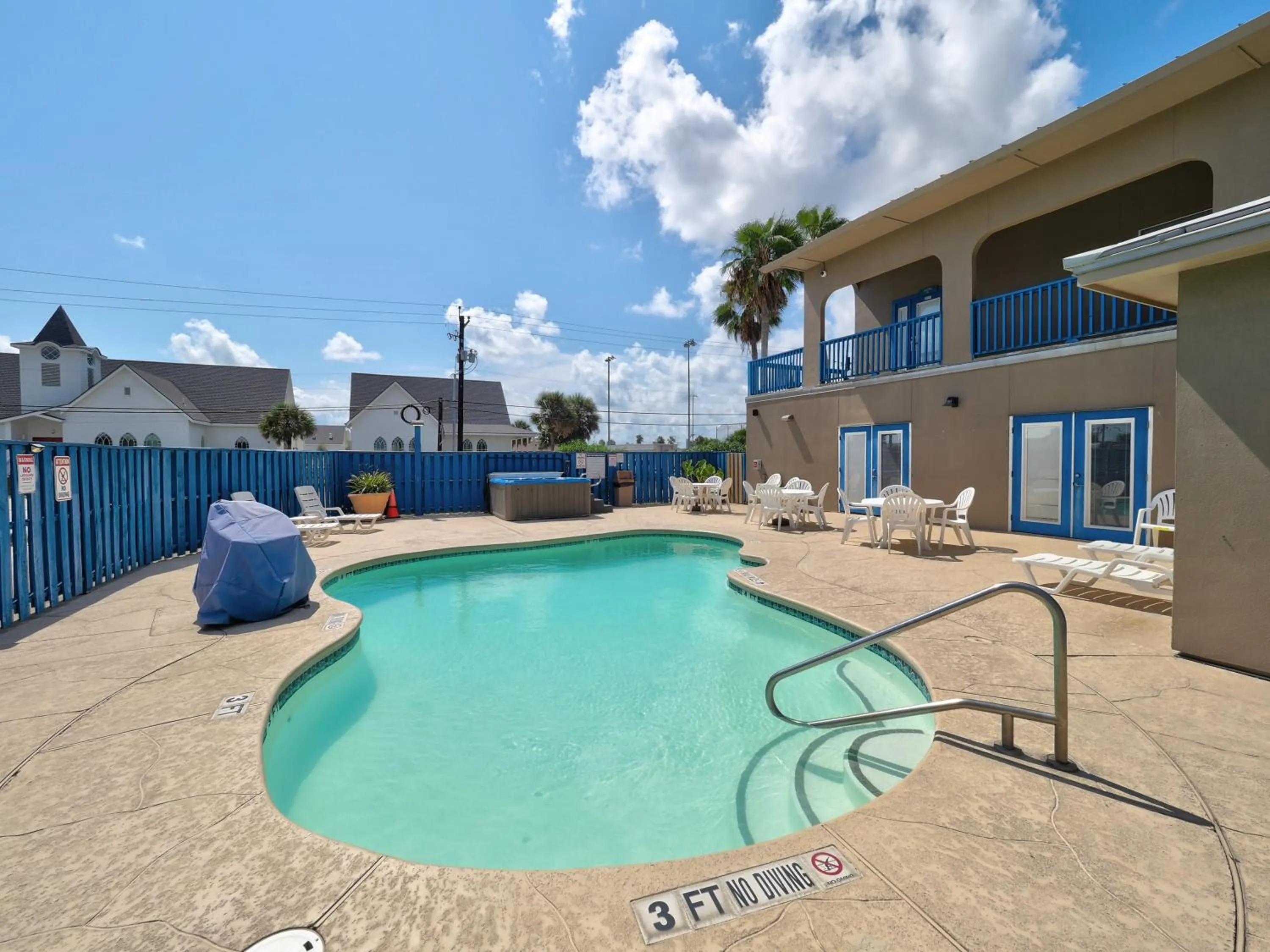 Swimming pool in Alister Square Inn