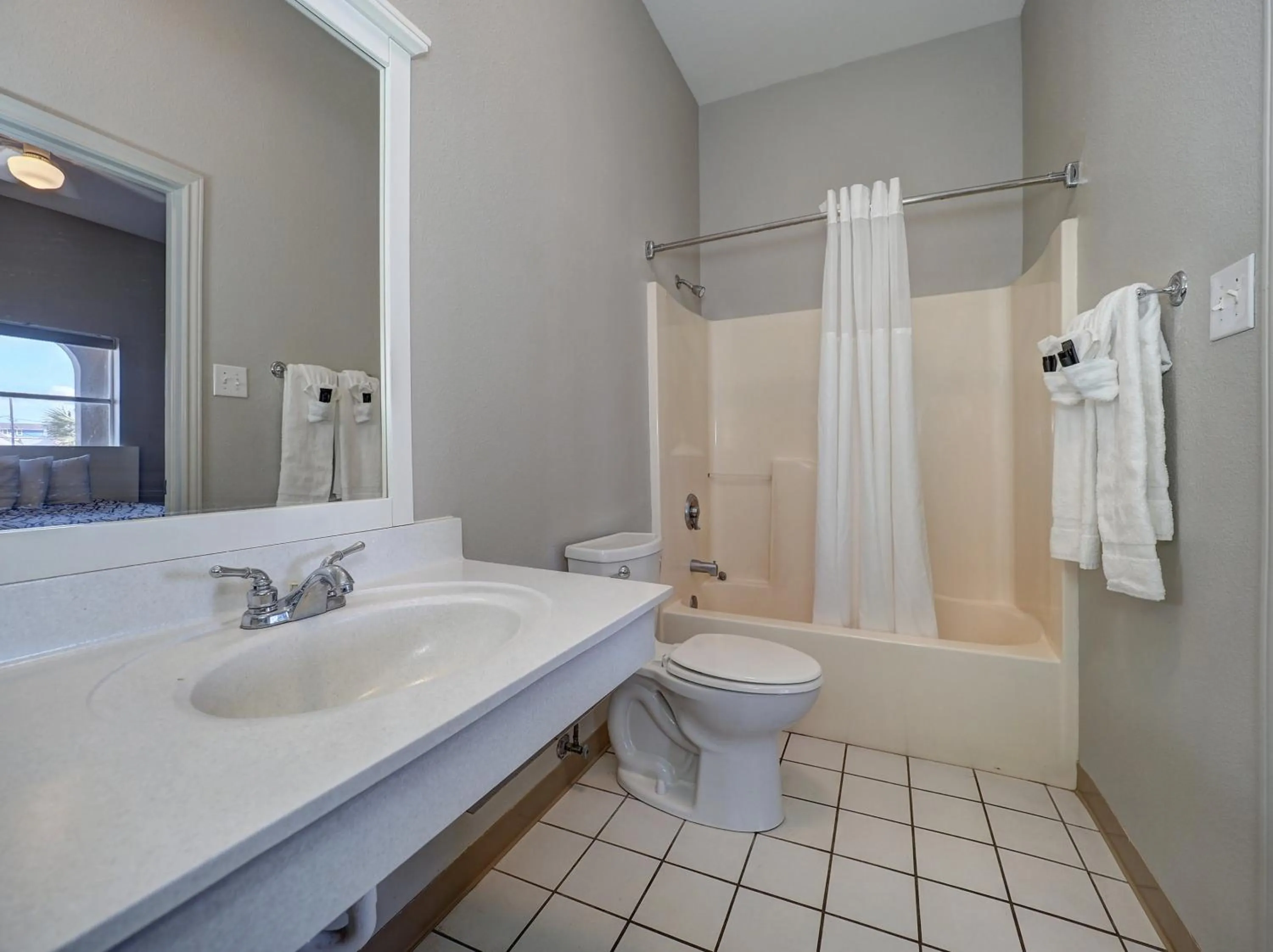 Toilet in Alister Square Inn