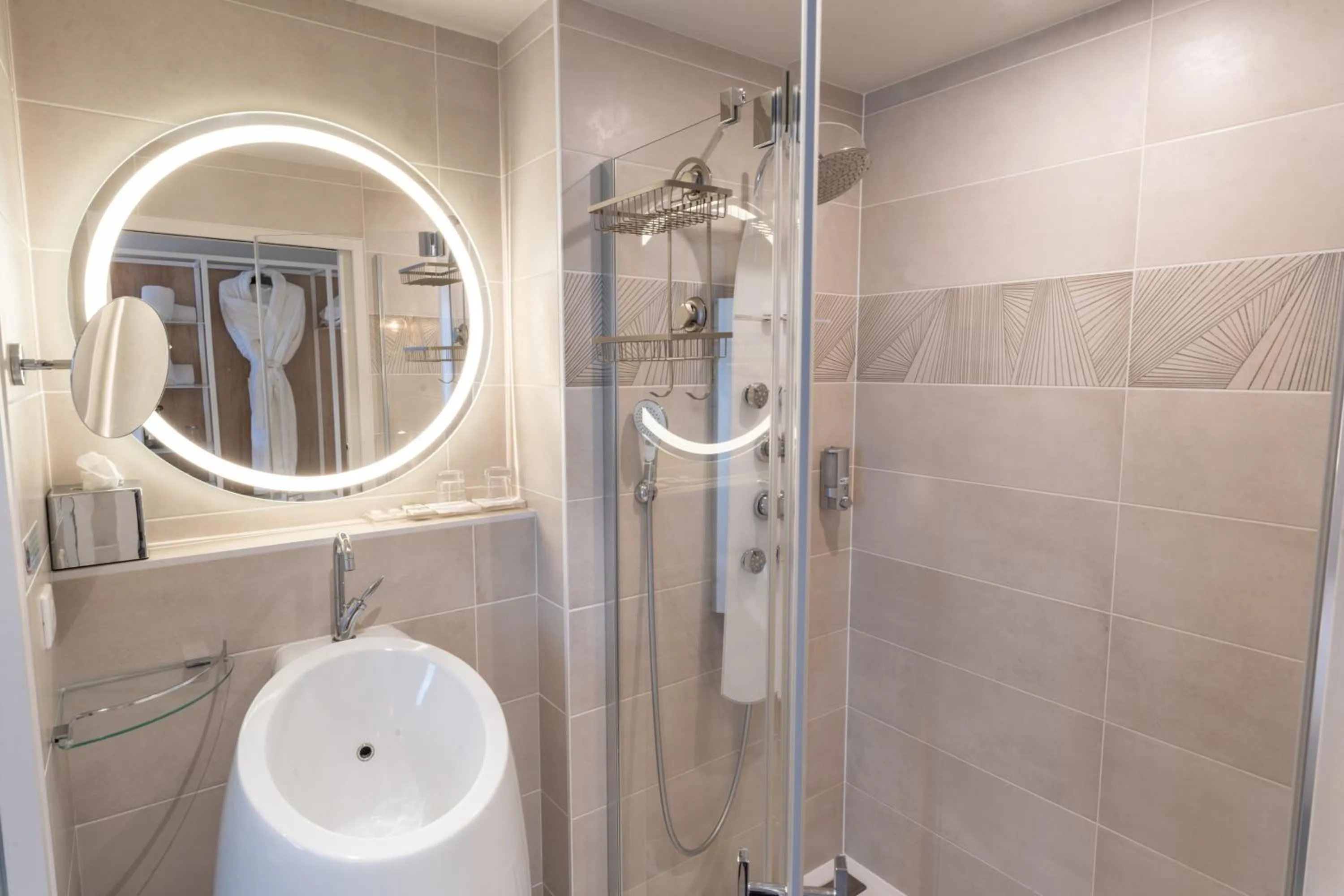 Shower in Brit Hotel Ker Lann Aeroport - Parc Expo