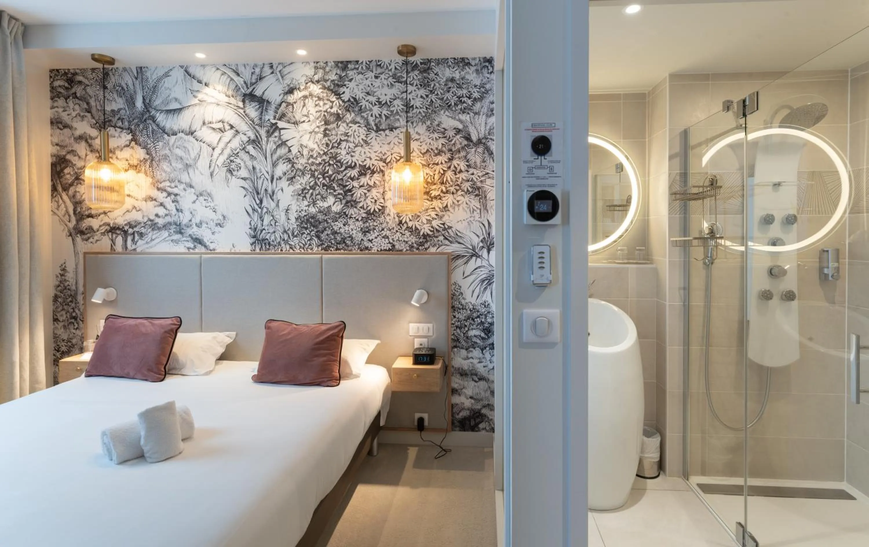 Bathroom, Bed in Brit Hotel Ker Lann Aeroport - Parc Expo