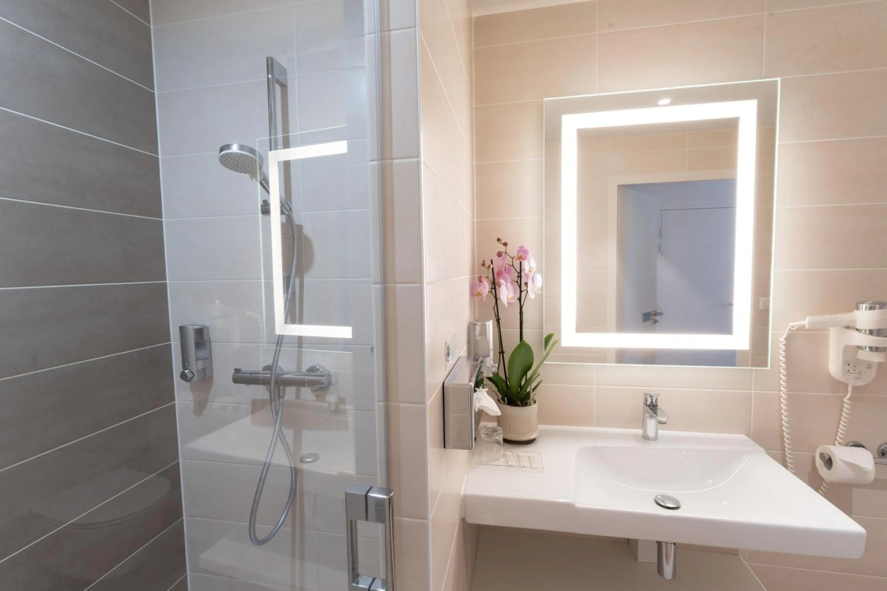 Bathroom in Brit Hotel Ker Lann Aeroport - Parc Expo