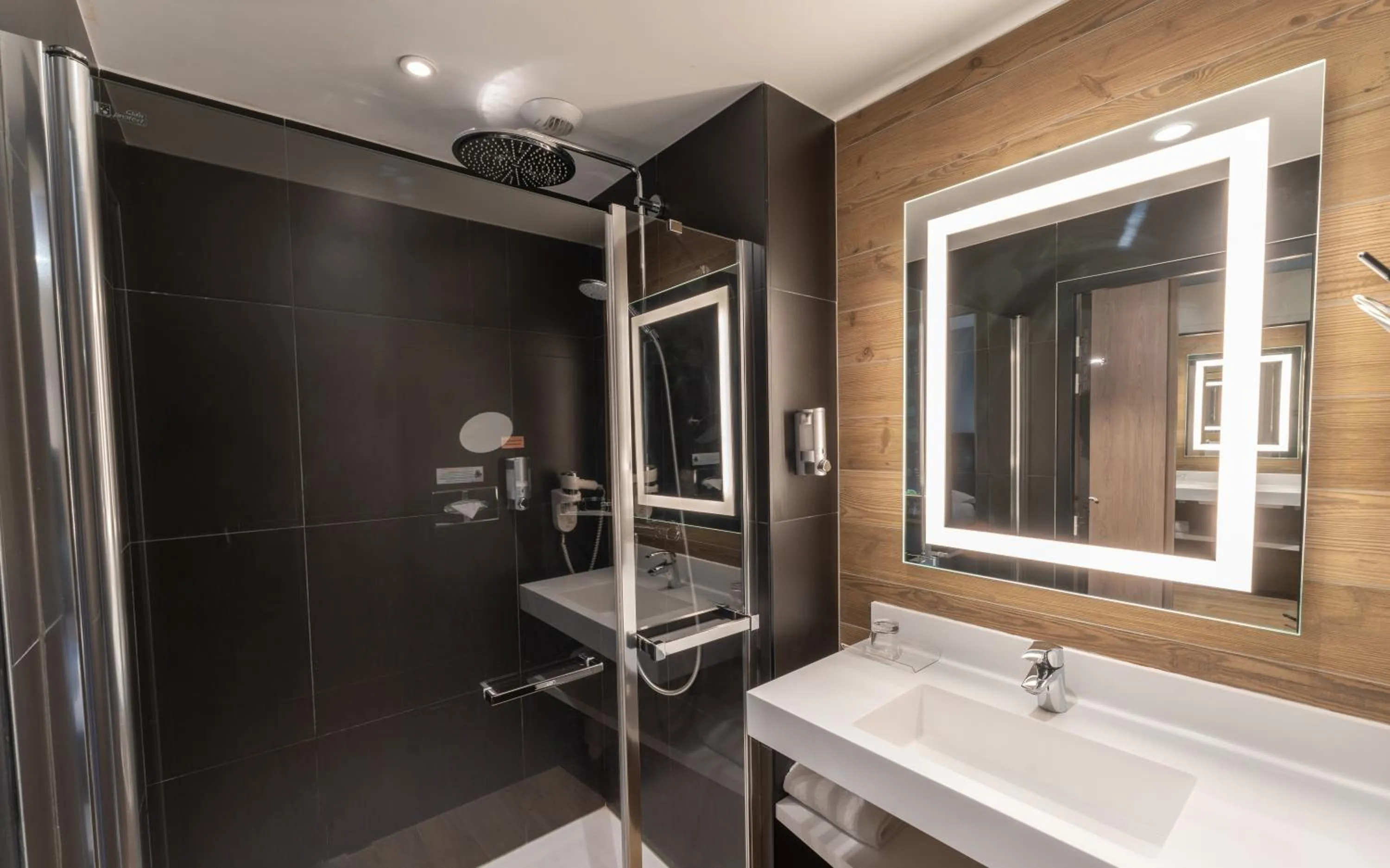 Shower in Brit Hotel Ker Lann Aeroport - Parc Expo