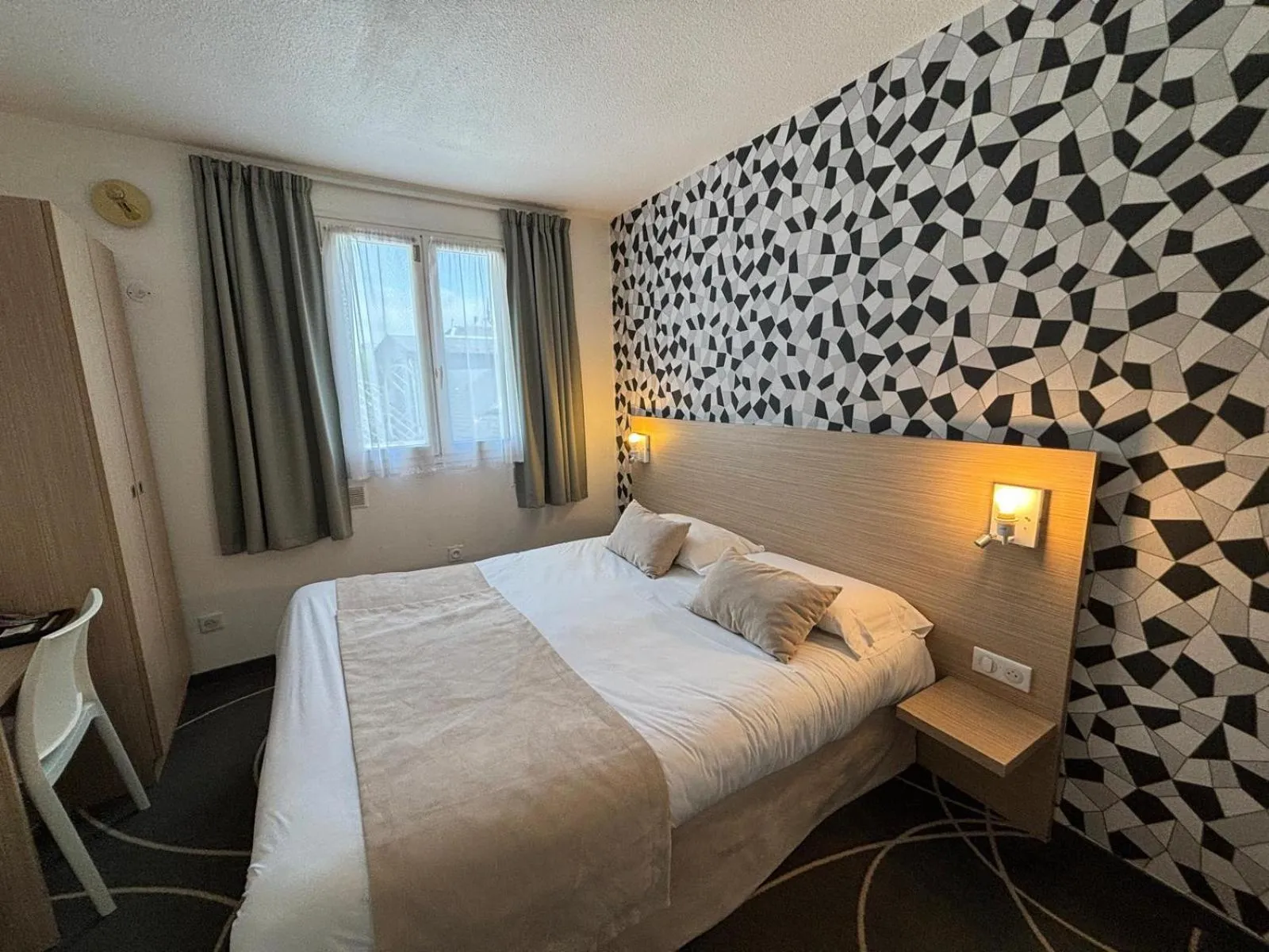 Bed in Hôtel Le Blason