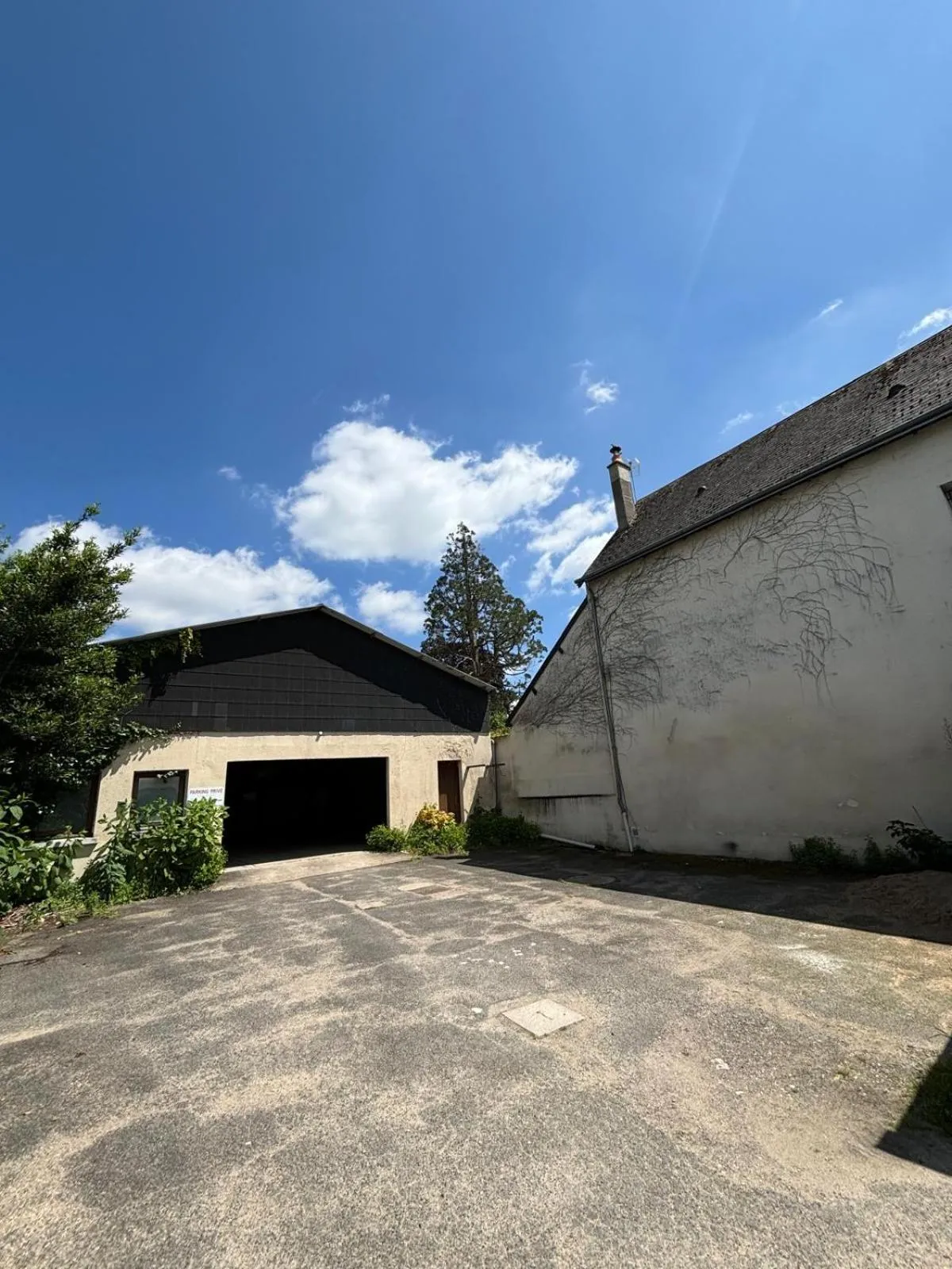 Parking in Hôtel Le Blason