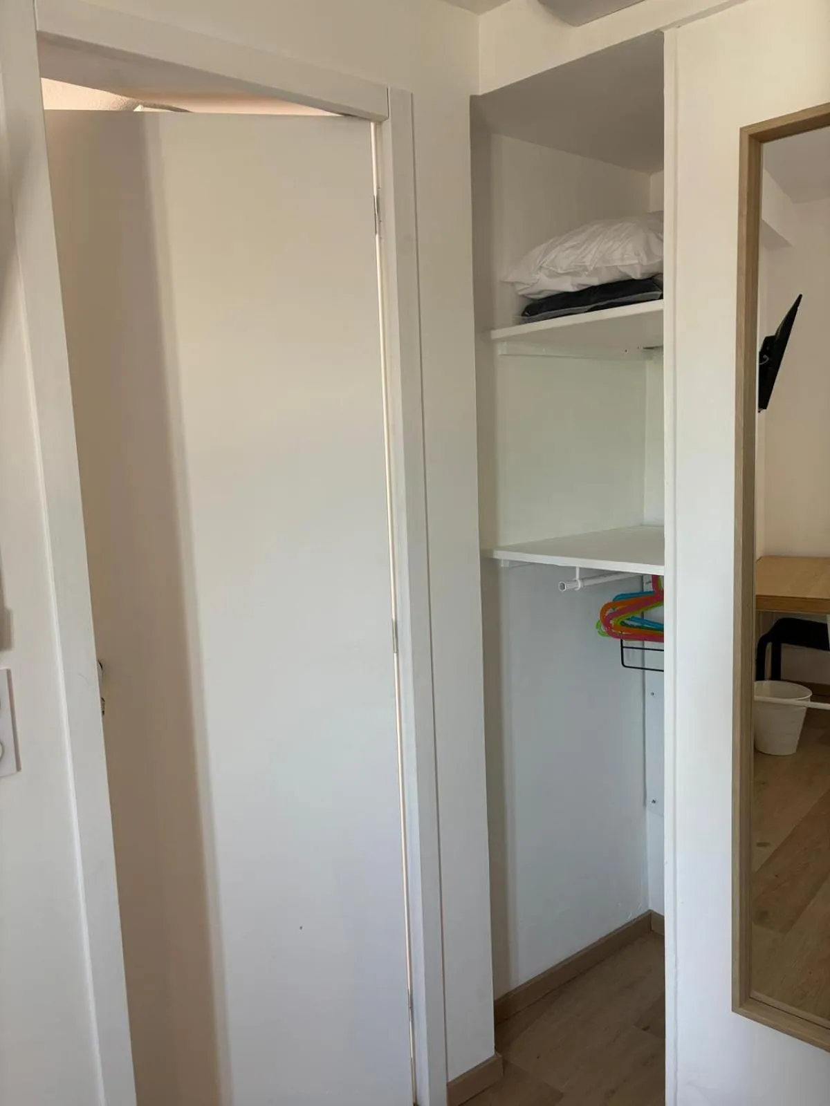 wardrobe in Hôtel Le Blason