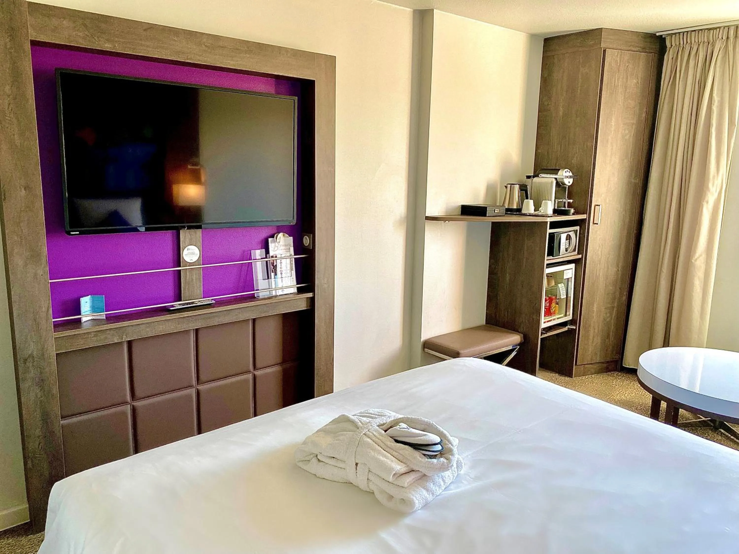 Bedroom, Bed in Mercure Lyon Est Chaponnay