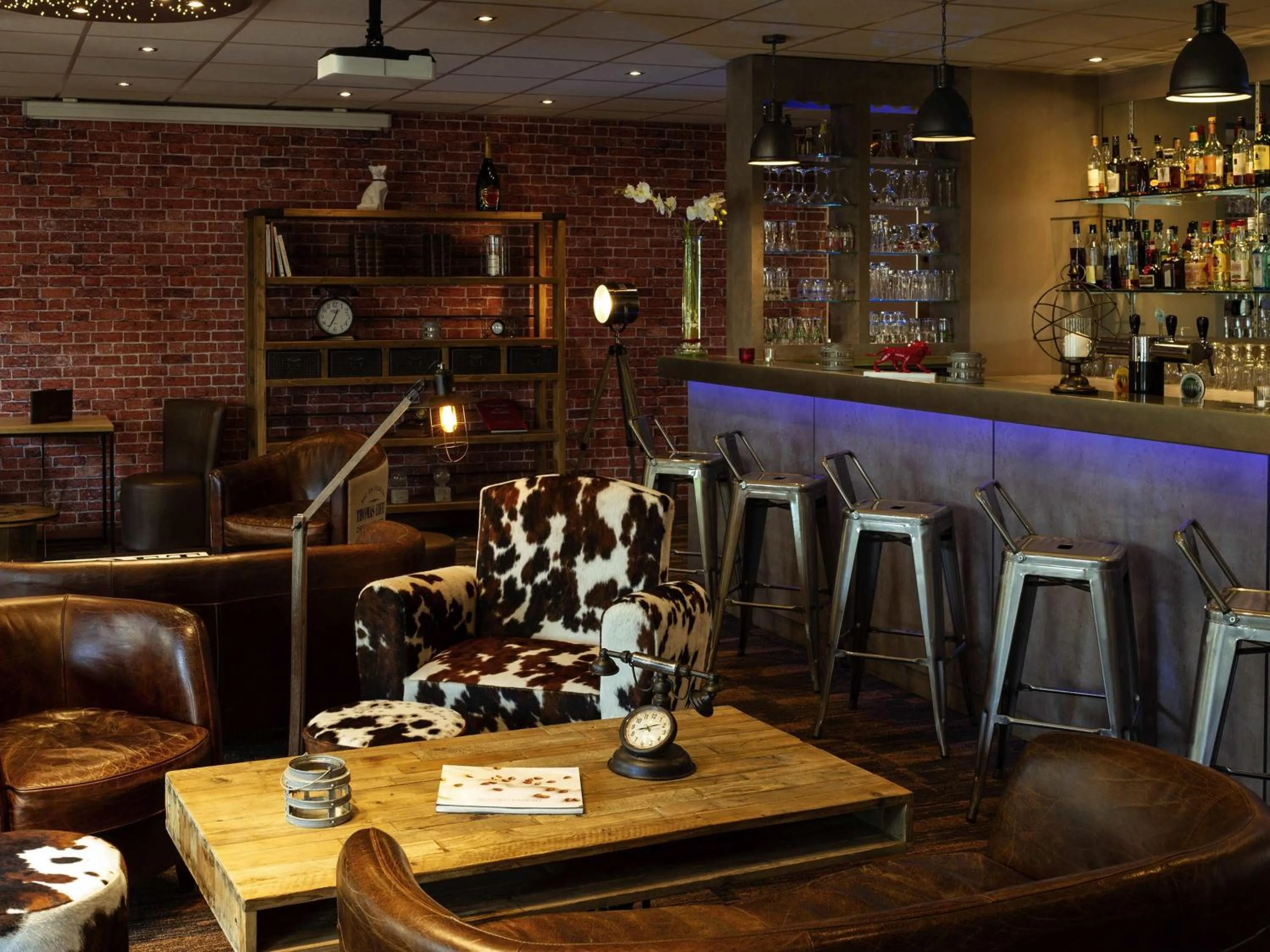 Lounge or bar in Mercure Lyon Est Chaponnay