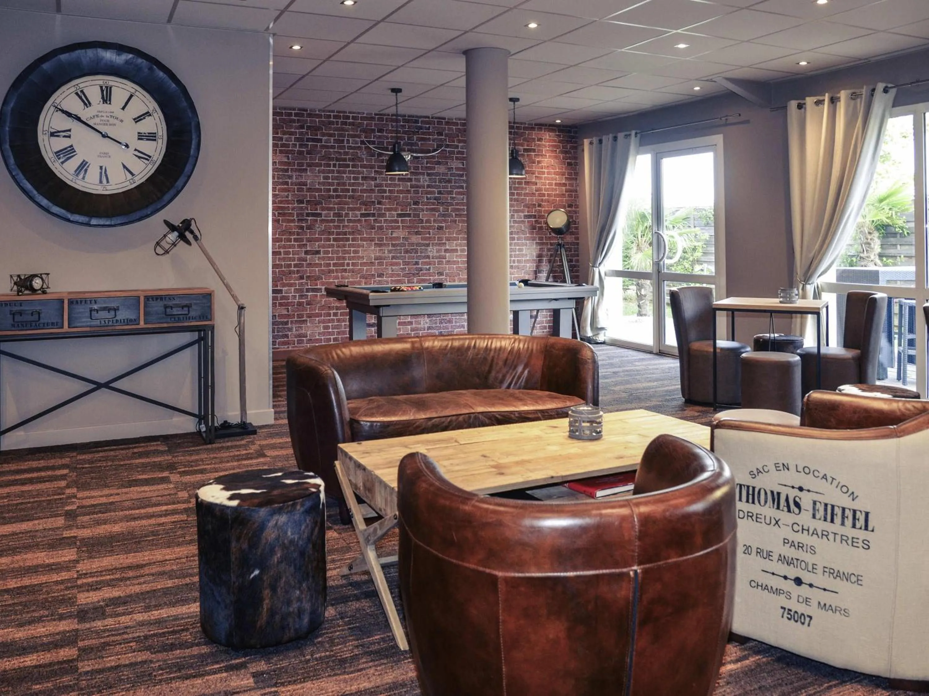 Lounge or bar in Mercure Lyon Est Chaponnay