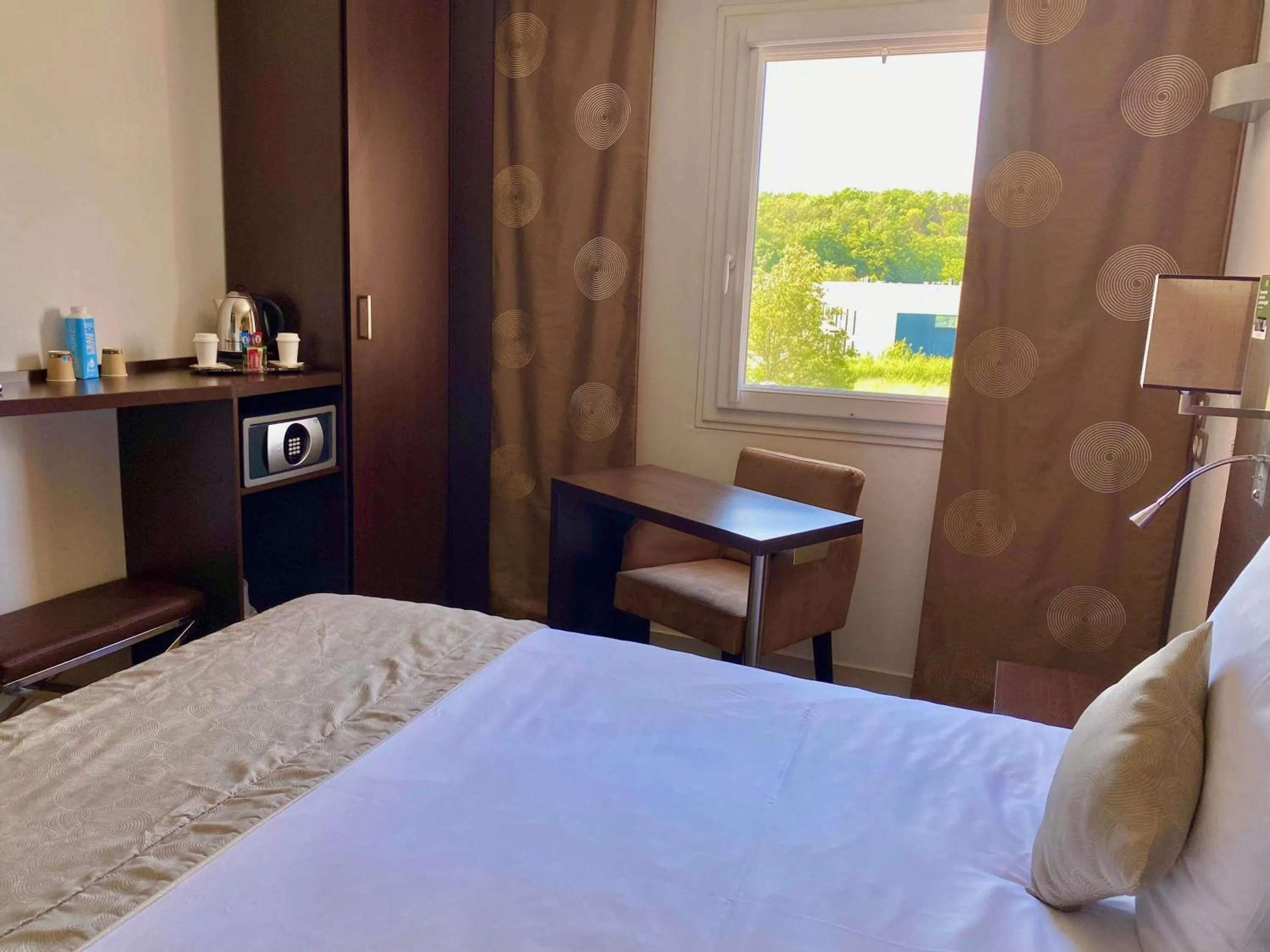 Bedroom, Bed in Mercure Lyon Est Chaponnay