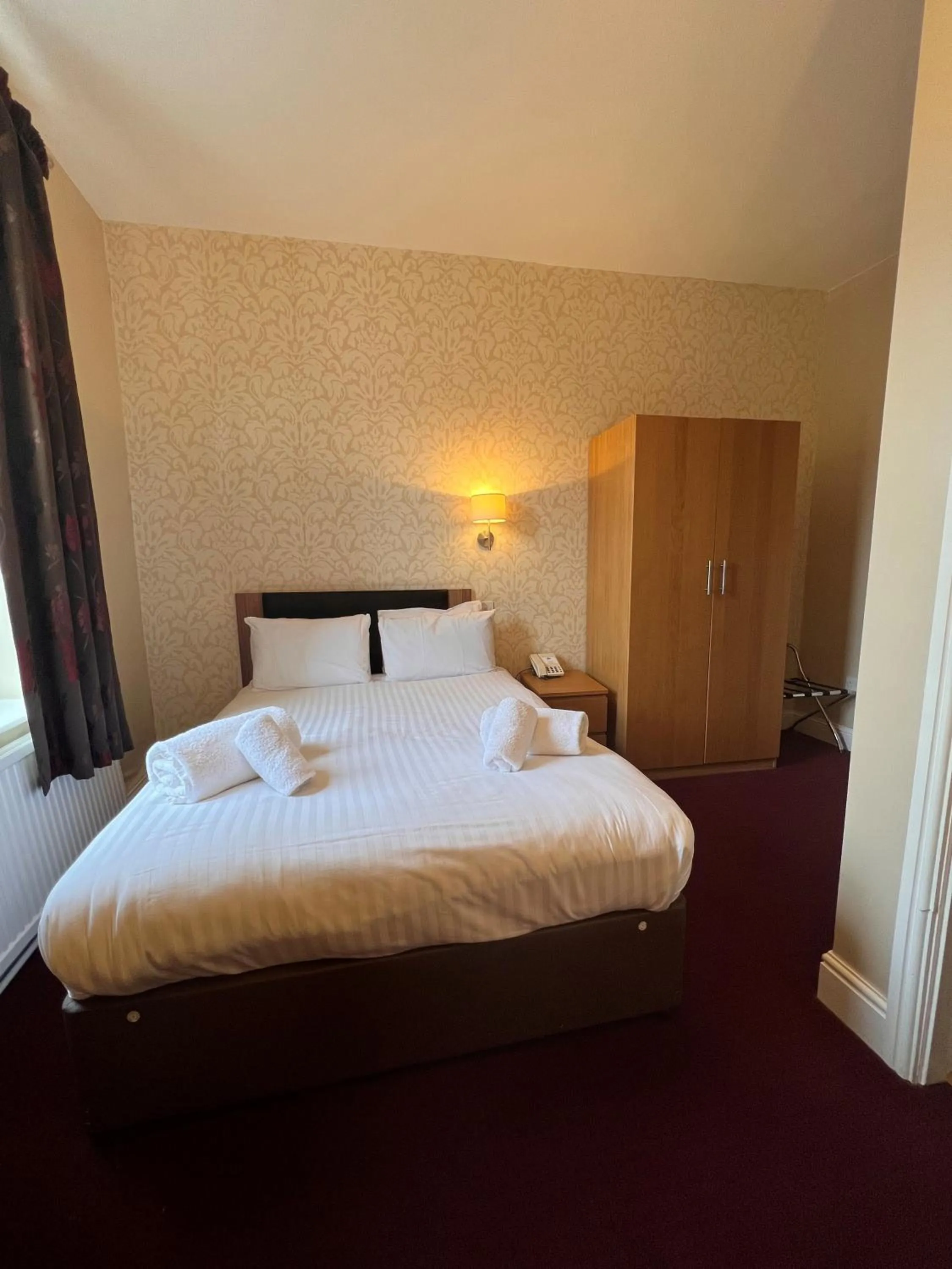 Bedroom, Bed in The Crown Hotel