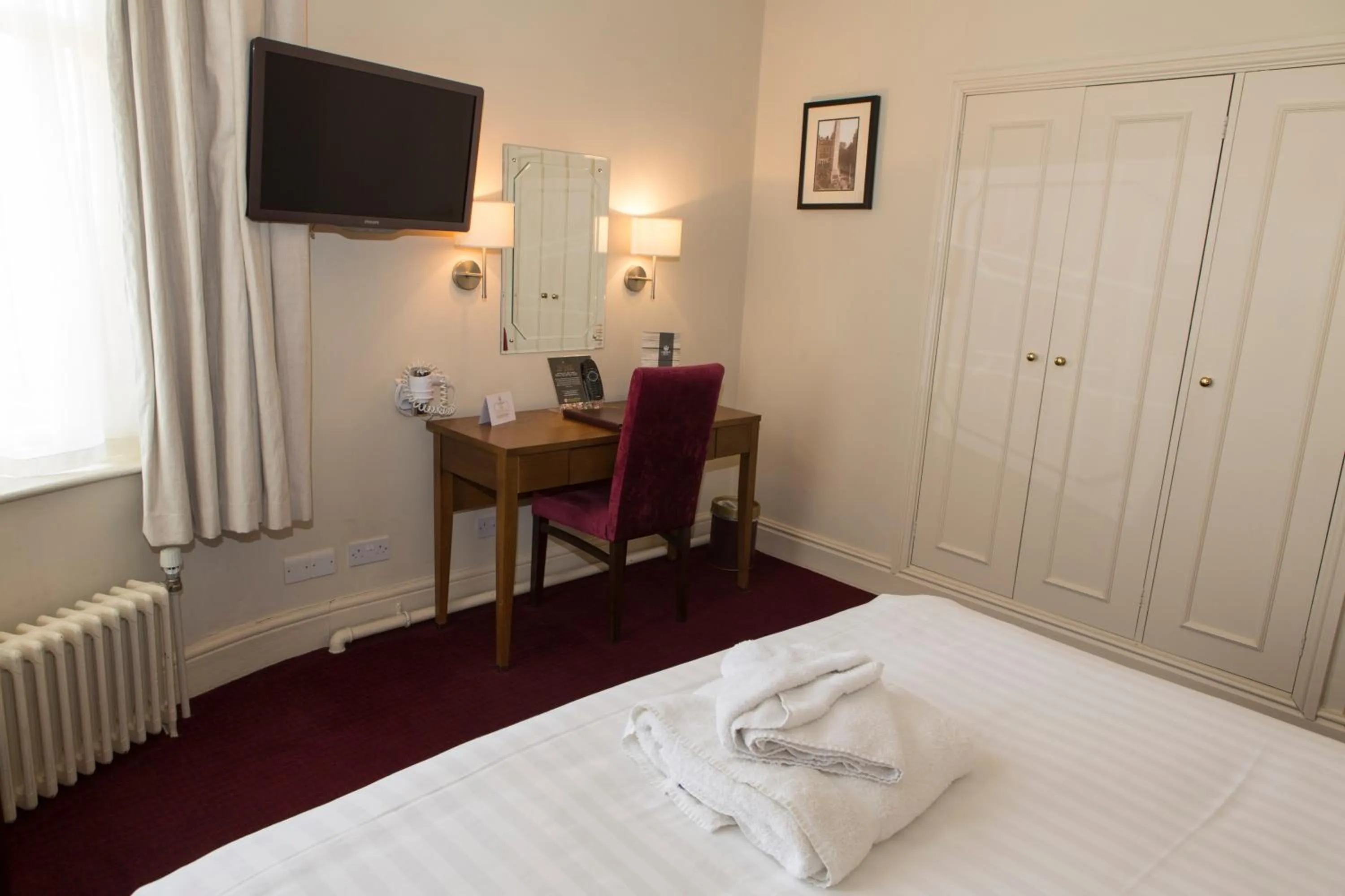 Bedroom, Bed in The Crown Hotel