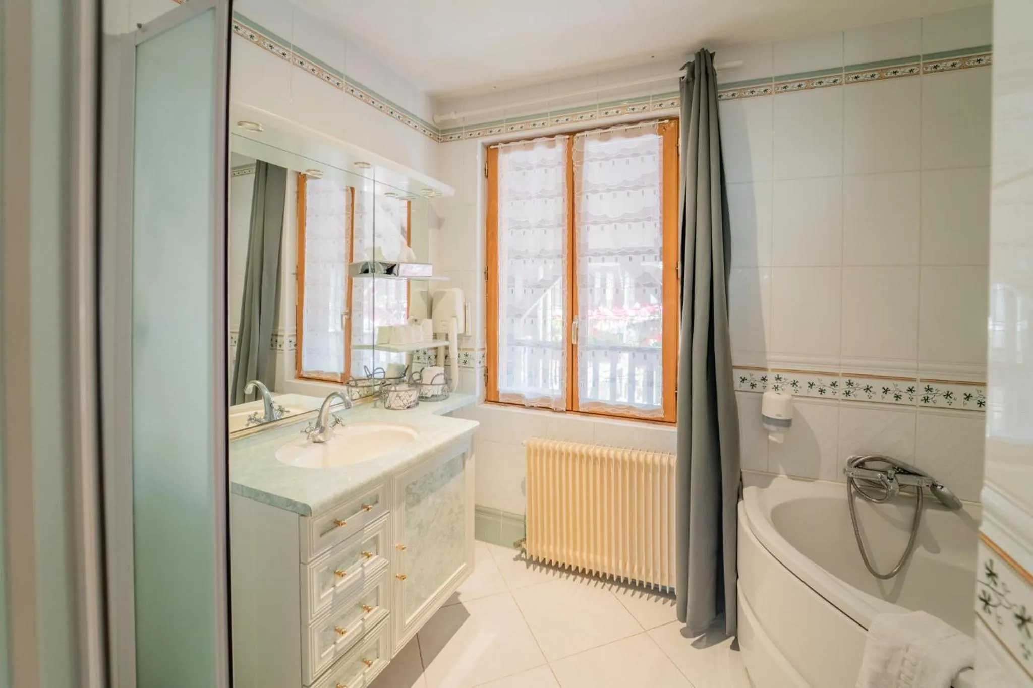 Shower in Hotel La Diligence