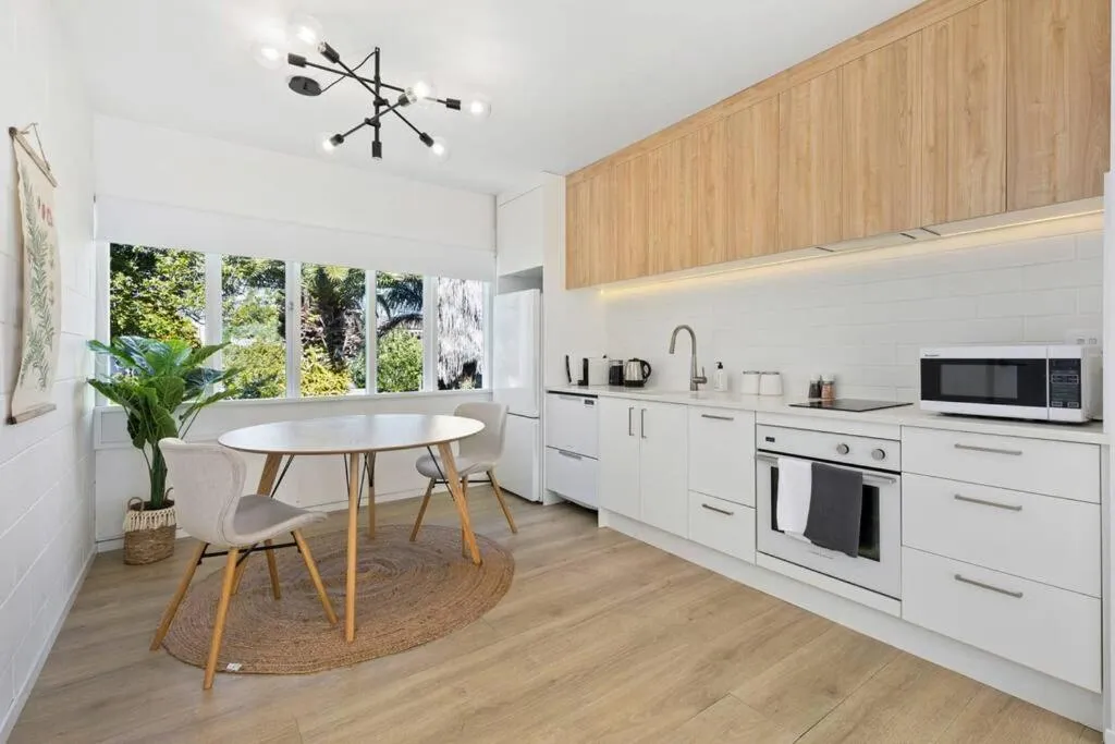 Kitchen or kitchenette in Stay Mission Bay