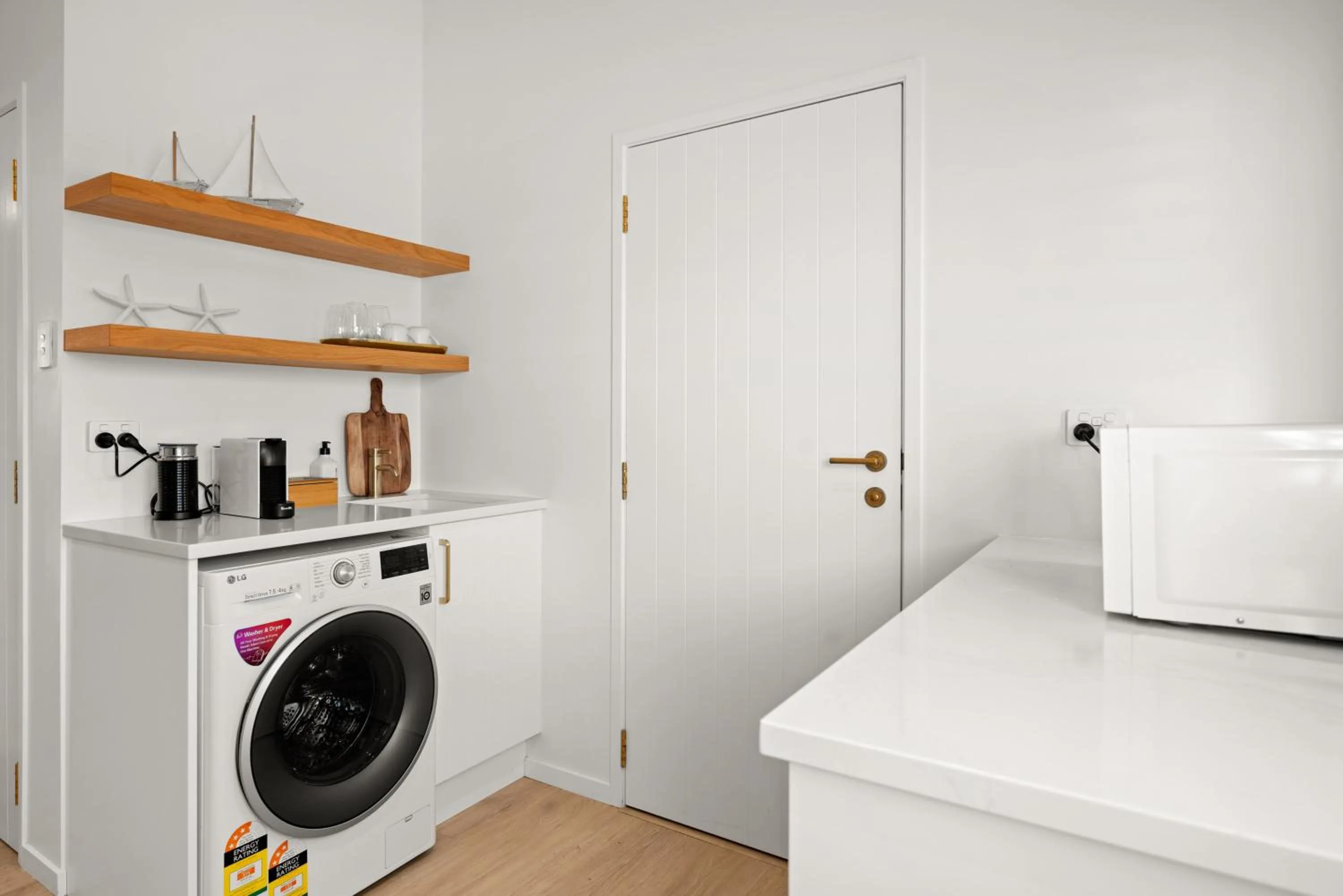 Kitchen or kitchenette in Stay Mission Bay