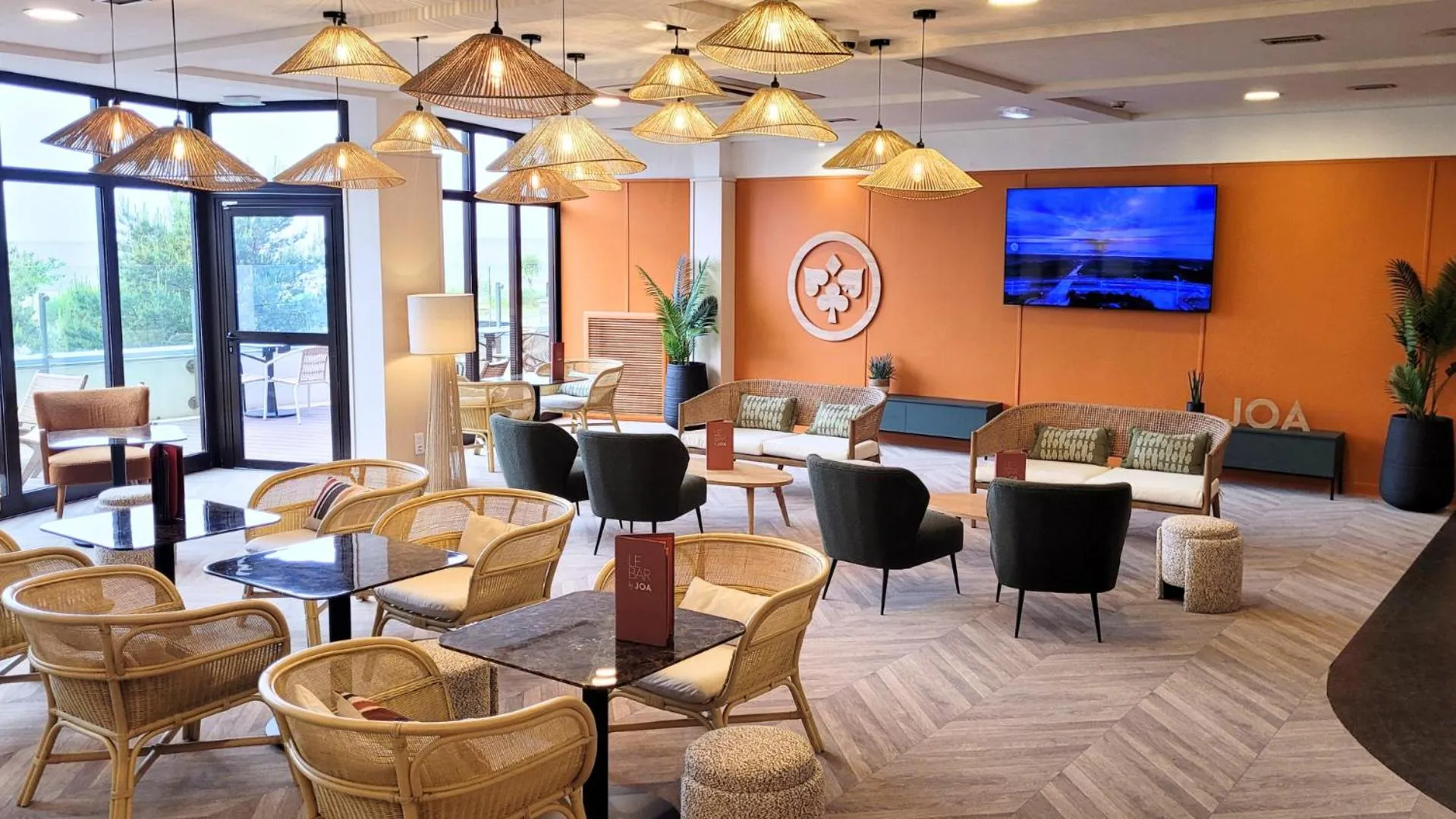 Lounge or bar in Hôtel Spa du Beryl St Brévin l'Océan