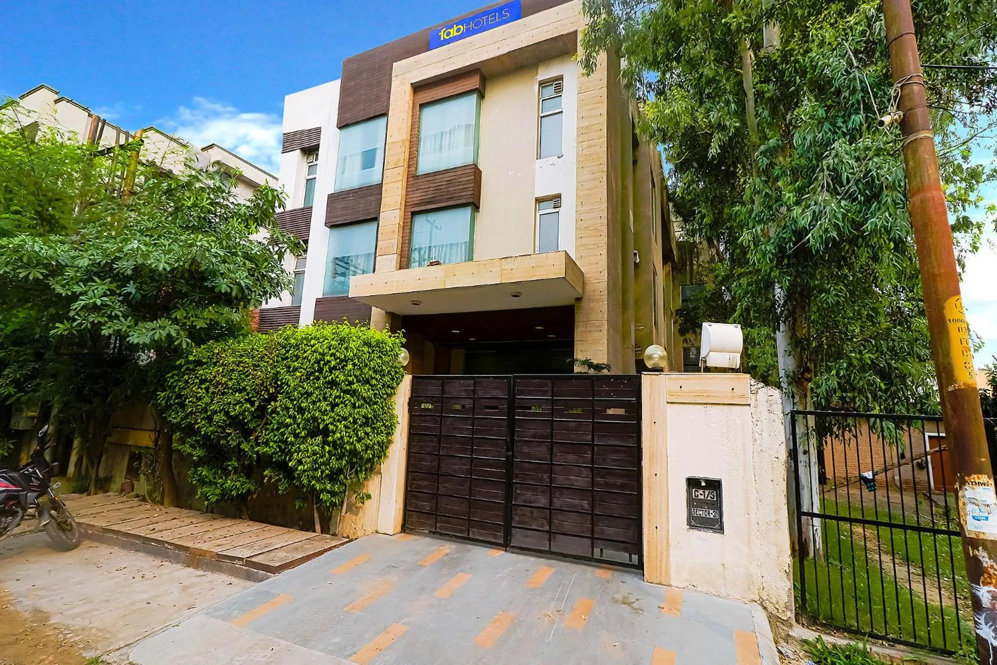 Facade/entrance in FabHotel Merriment City