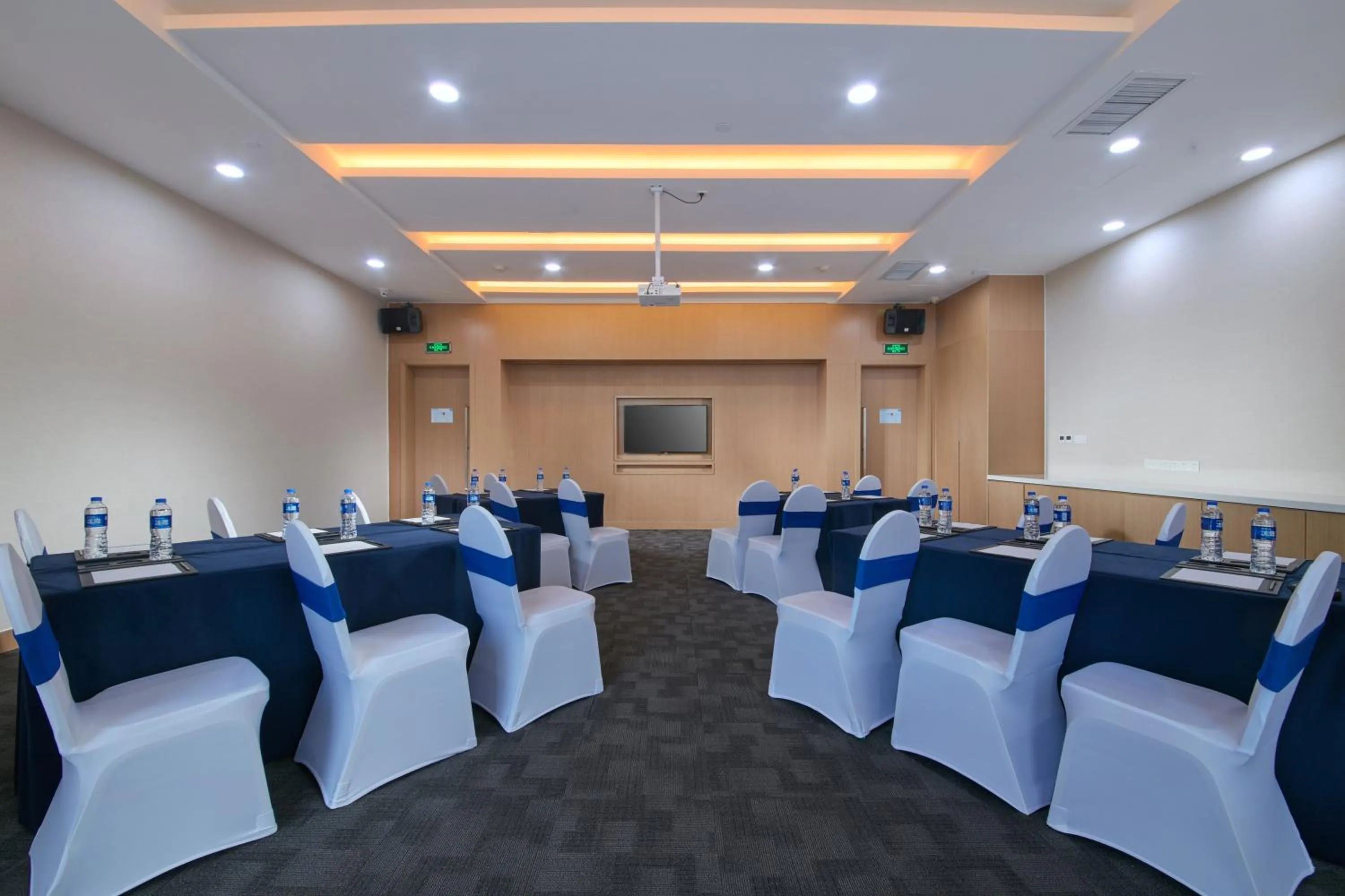 Meeting/conference room in Holiday Inn Express Luoyang Yichuan by IHG