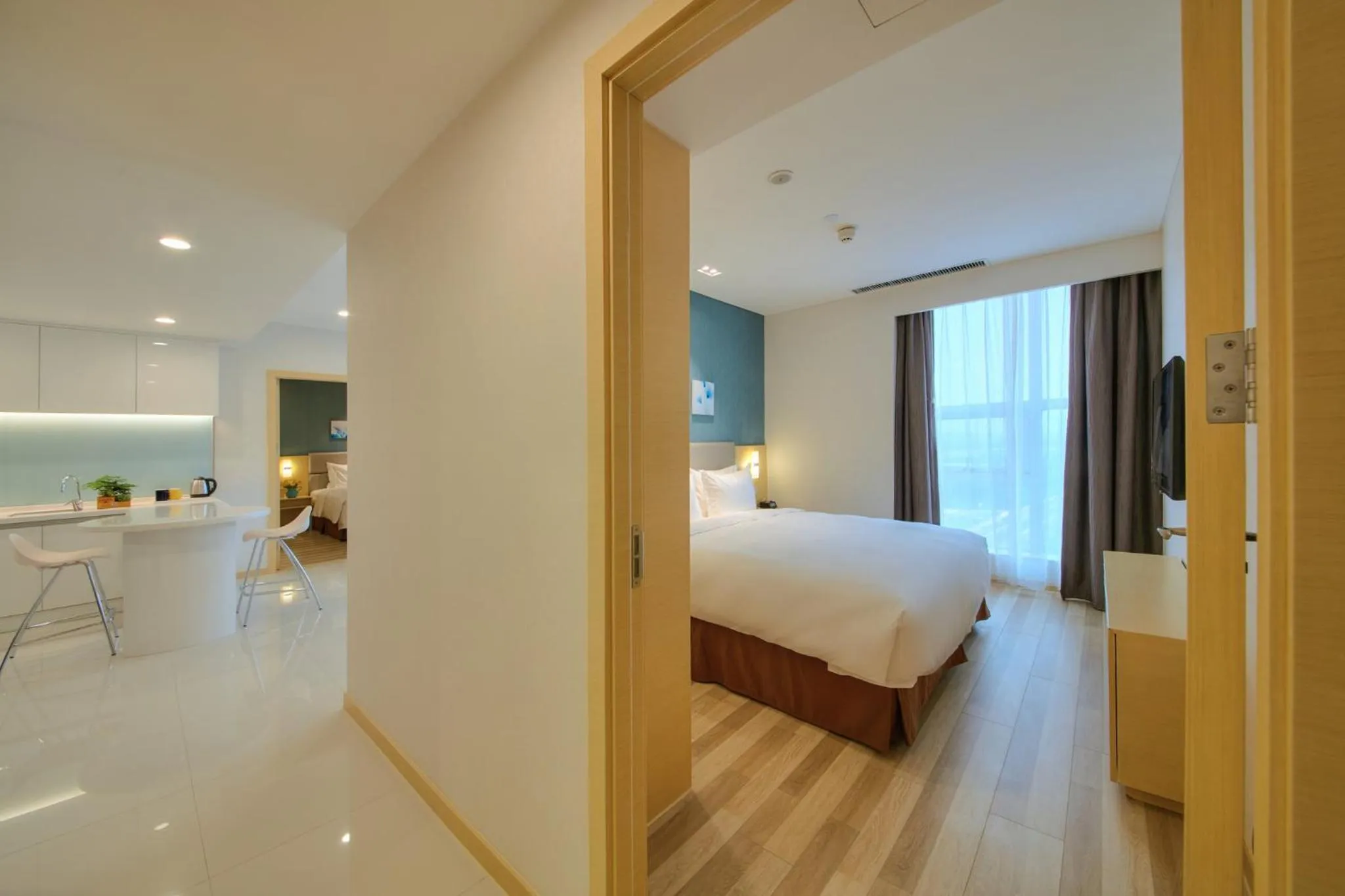 Photo of the whole room, Bed in Holiday Inn Express Luoyang Yichuan by IHG