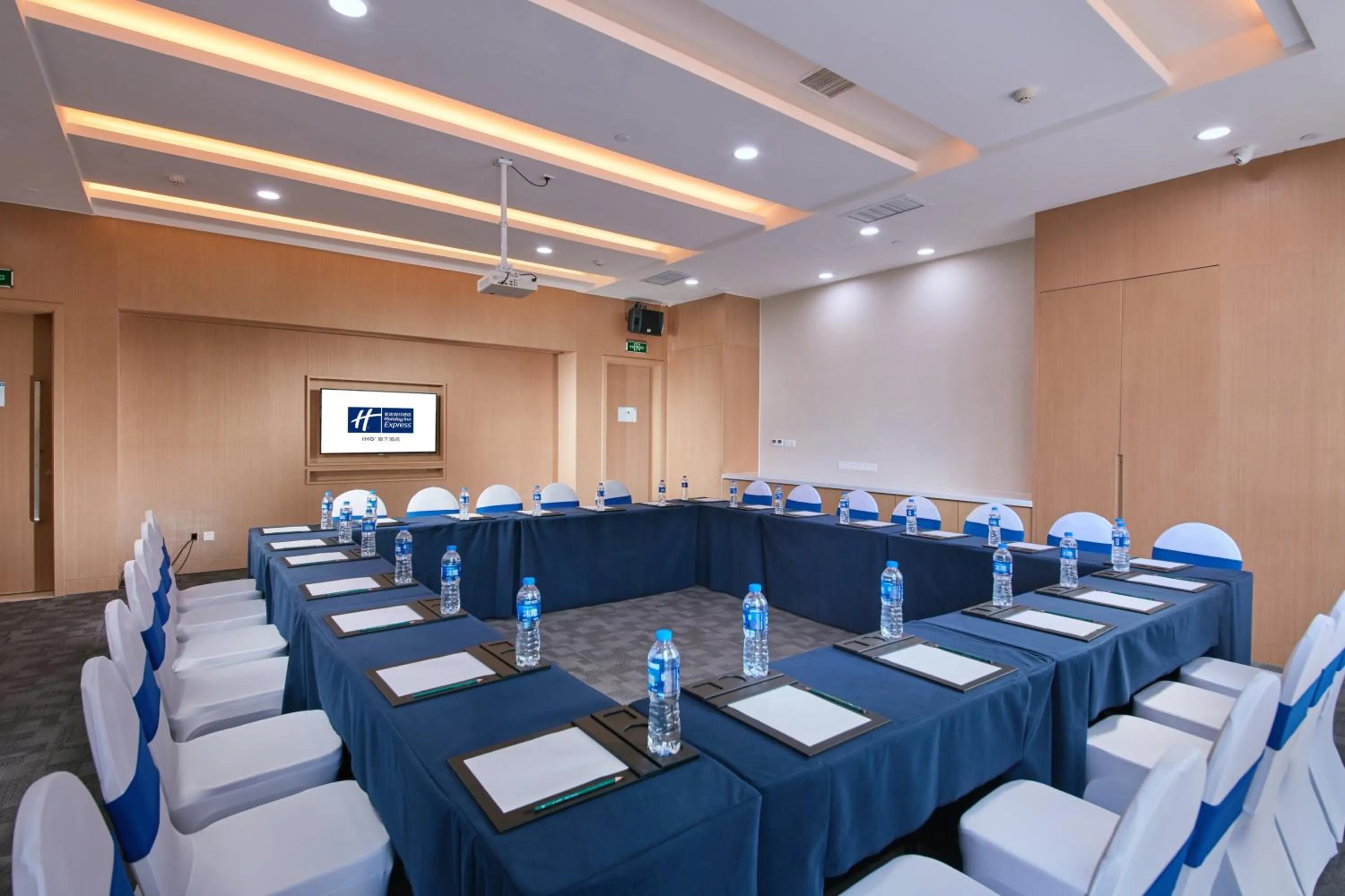 Meeting/conference room in Holiday Inn Express Luoyang Yichuan by IHG
