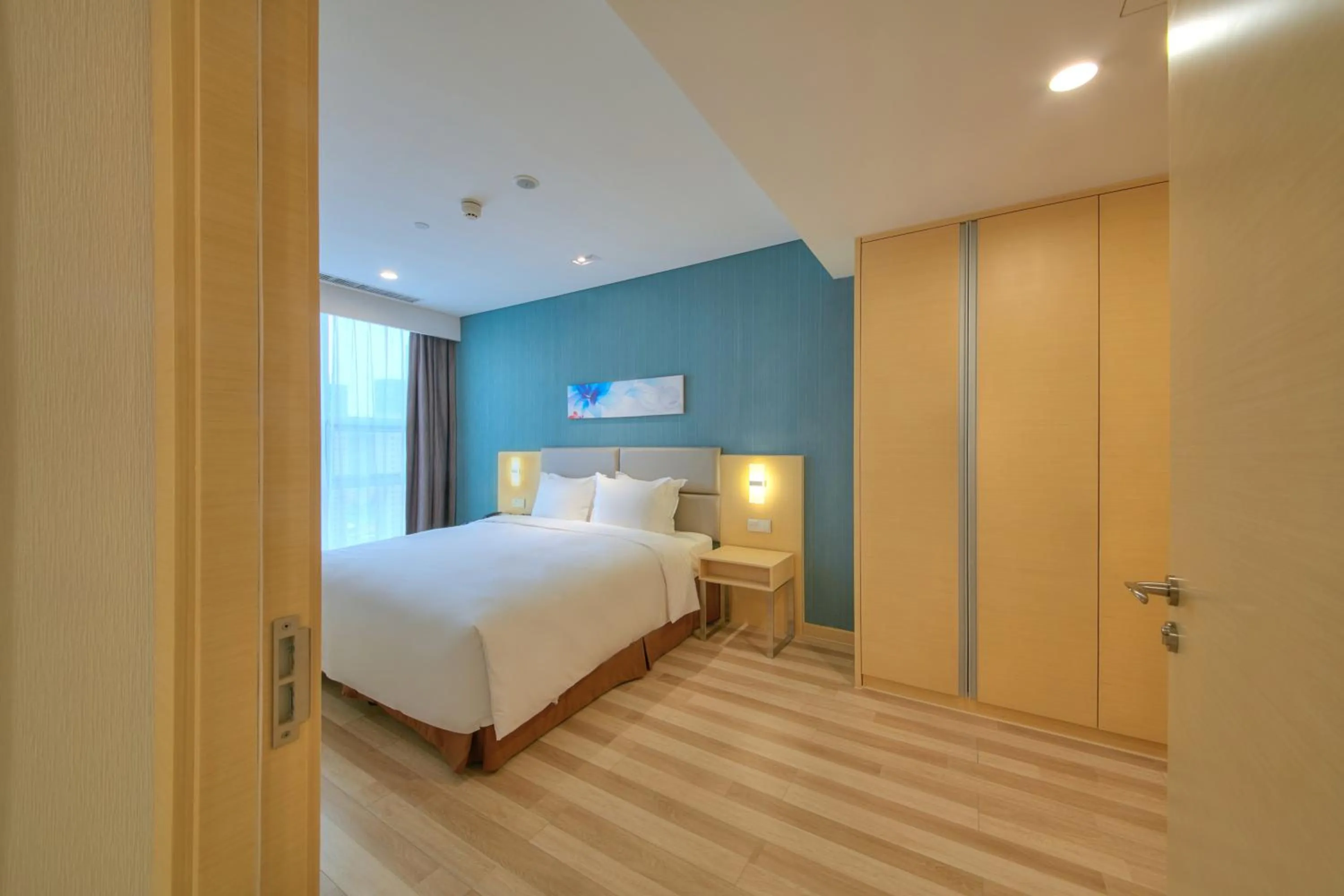 Photo of the whole room, Bed in Holiday Inn Express Luoyang Yichuan by IHG