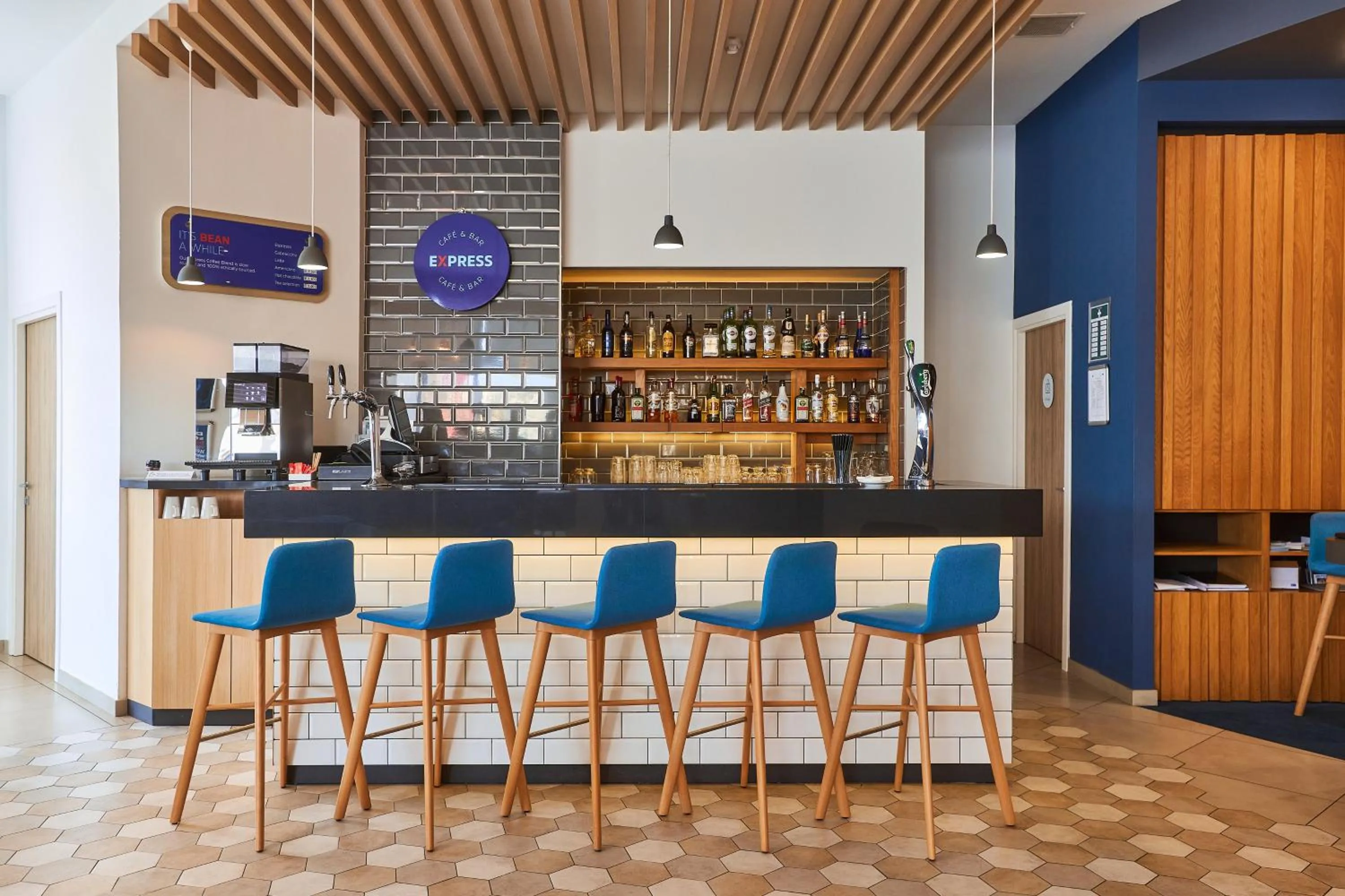 Lounge or bar in Holiday Inn Express - Malta by IHG