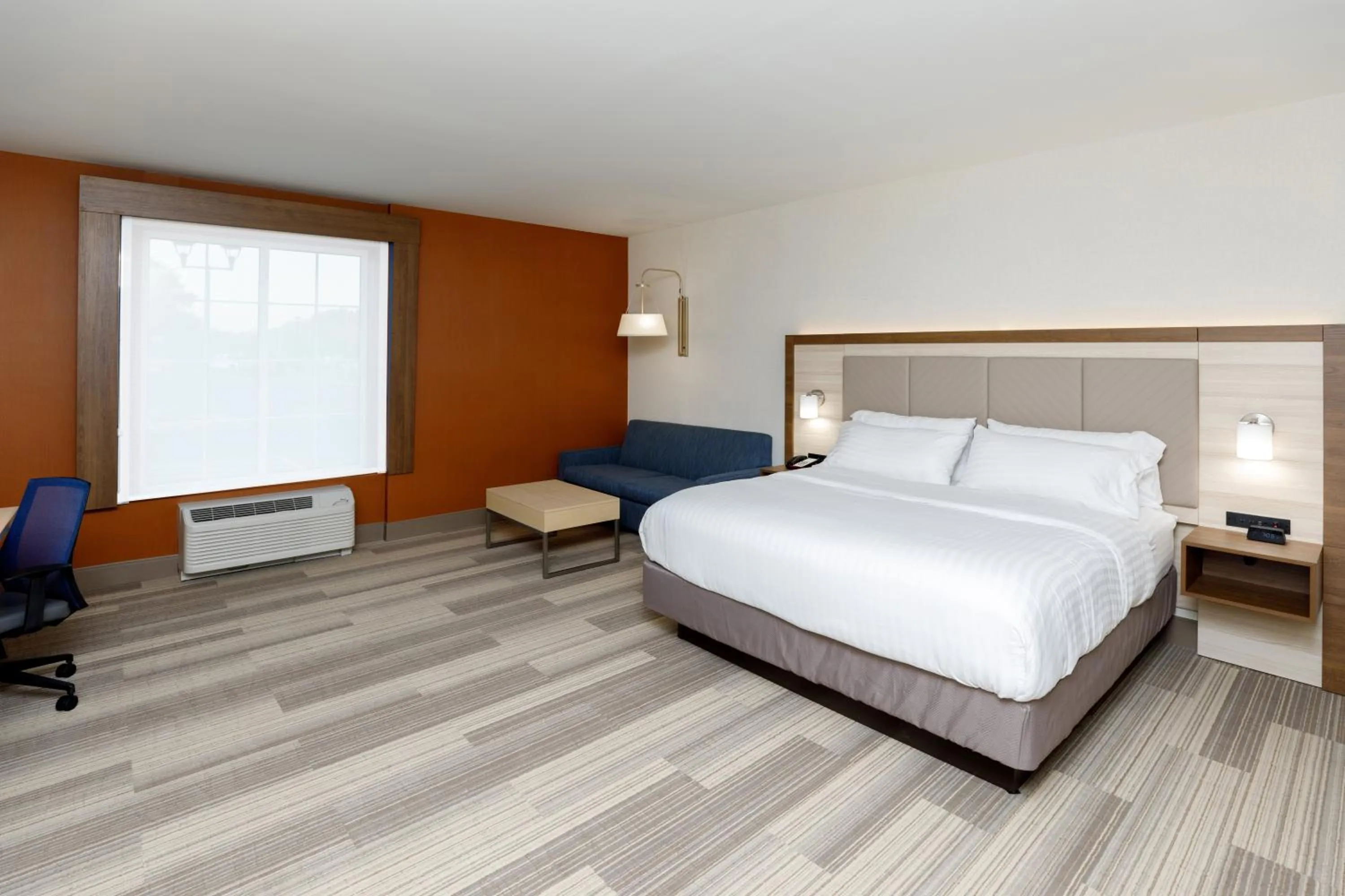Photo of the whole room, Bed in Holiday Inn Express & Suites - Sturbridge by IHG