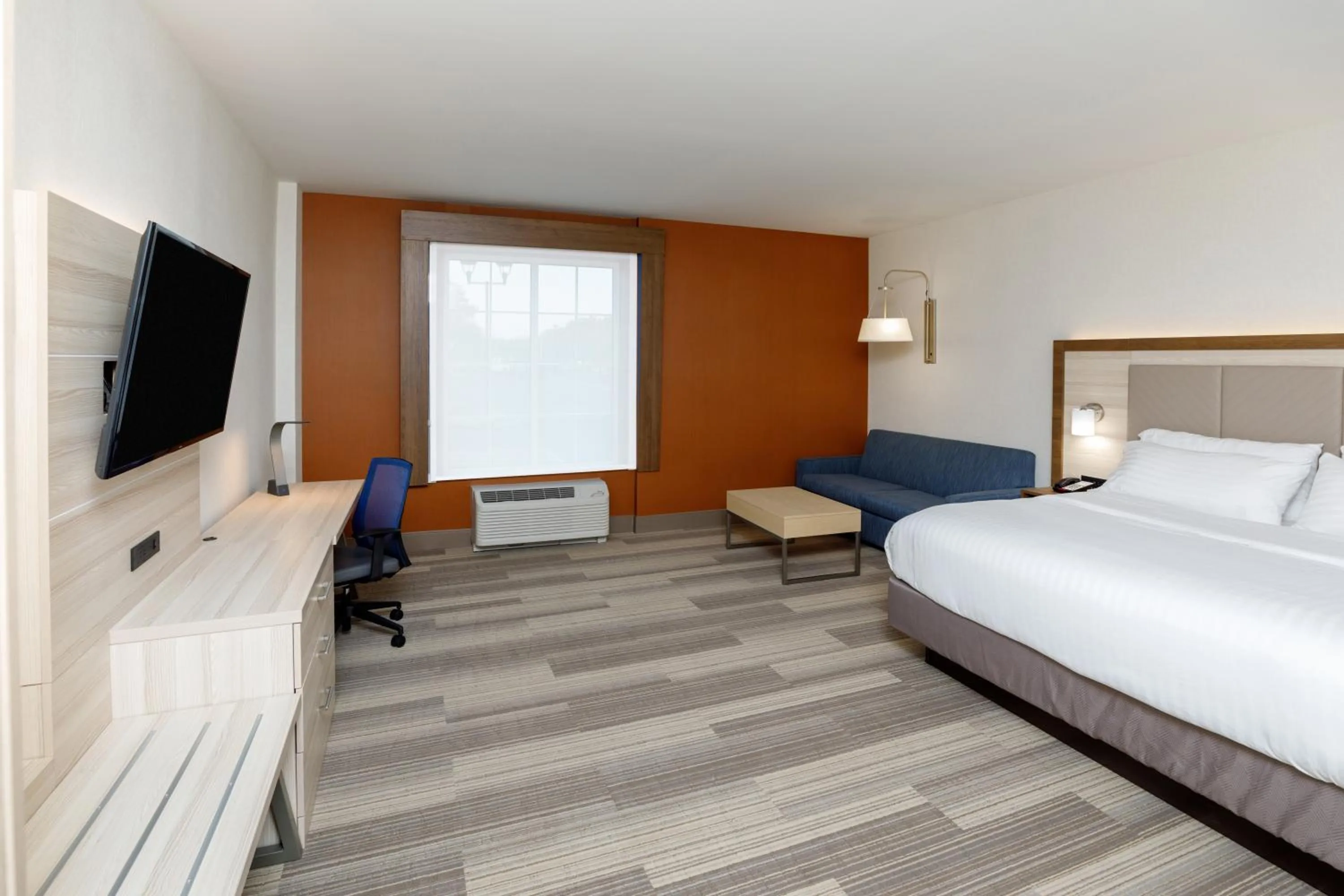 Photo of the whole room, Bed in Holiday Inn Express & Suites - Sturbridge by IHG