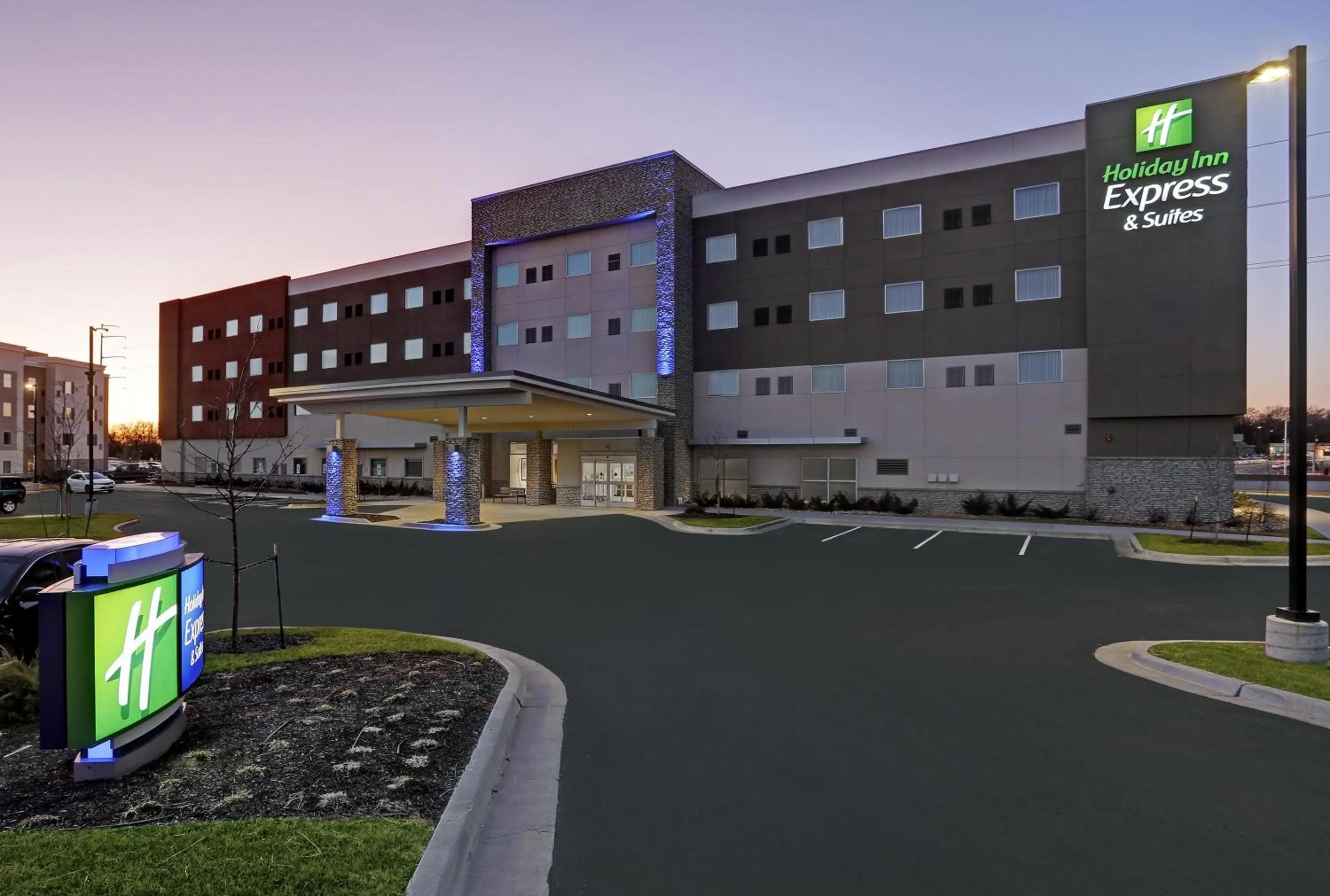 Property building in Holiday Inn Express & Suites - Lenexa - Overland Park Area by IHG