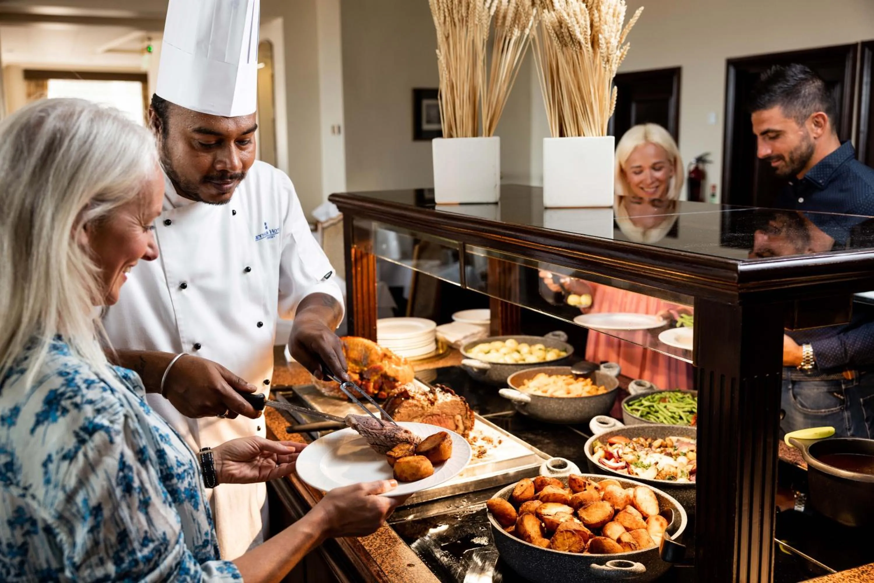 Restaurant/places to eat in Pomme d'Or Hotel