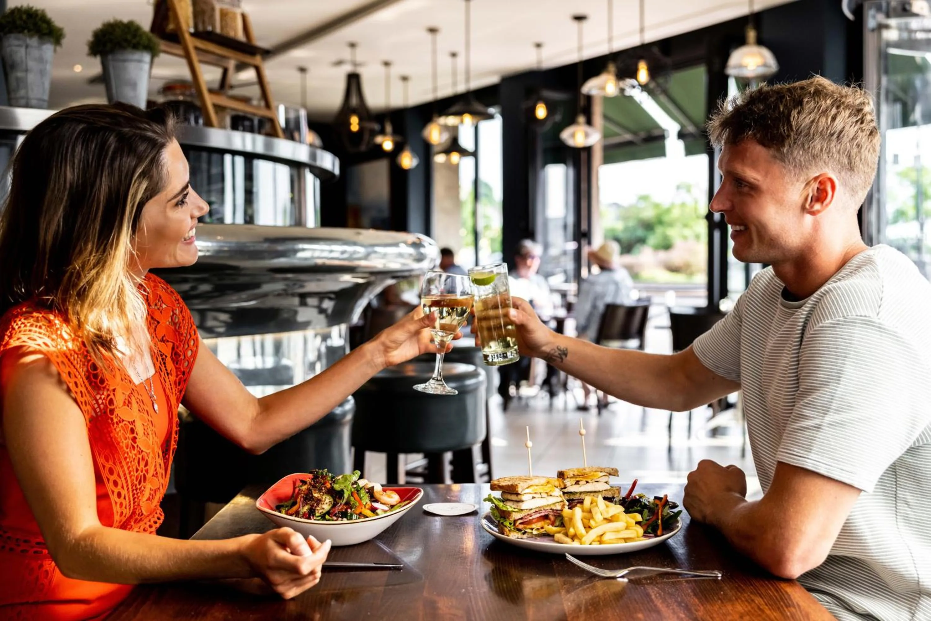 Restaurant/places to eat in Pomme d'Or Hotel