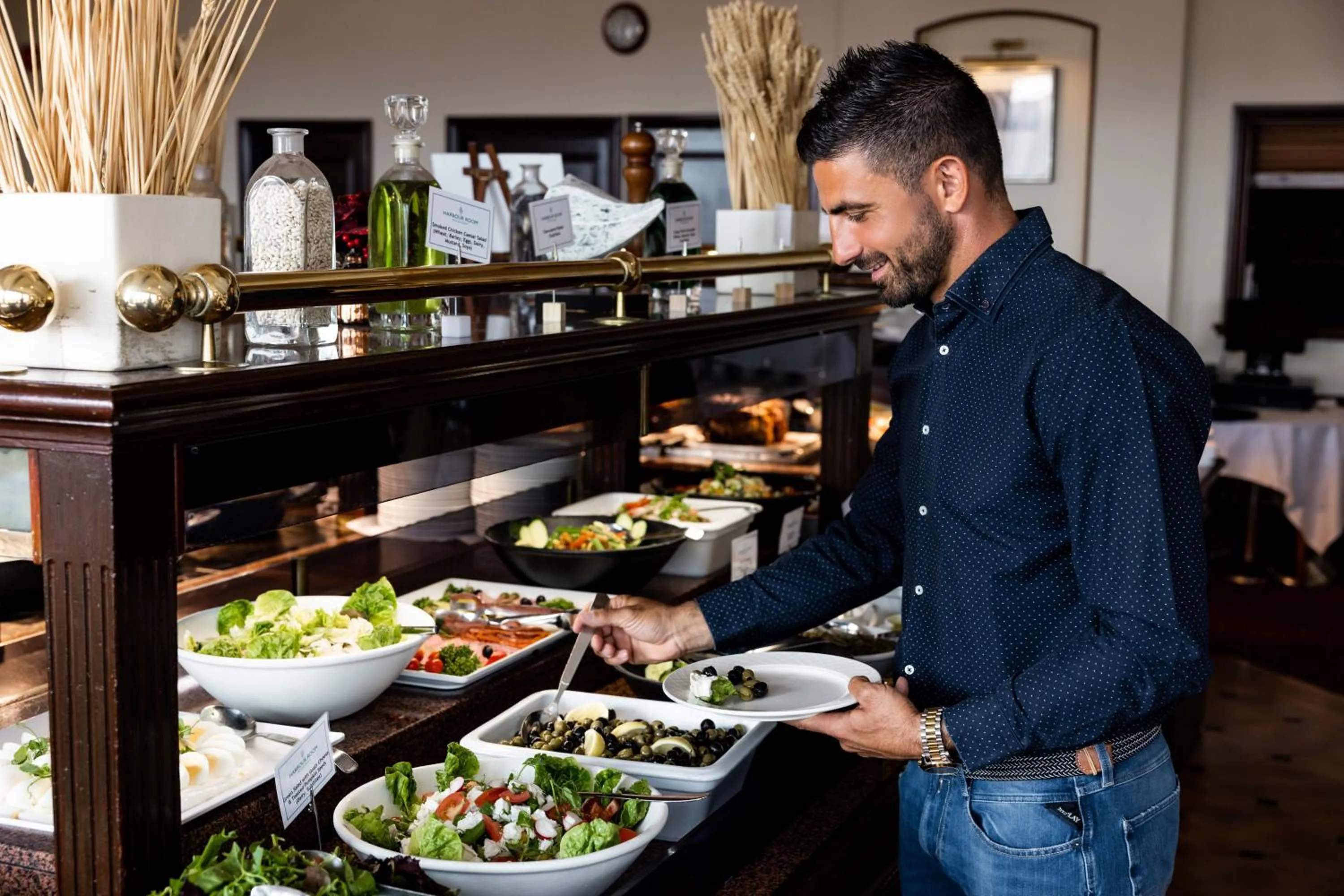 Restaurant/places to eat in Pomme d'Or Hotel