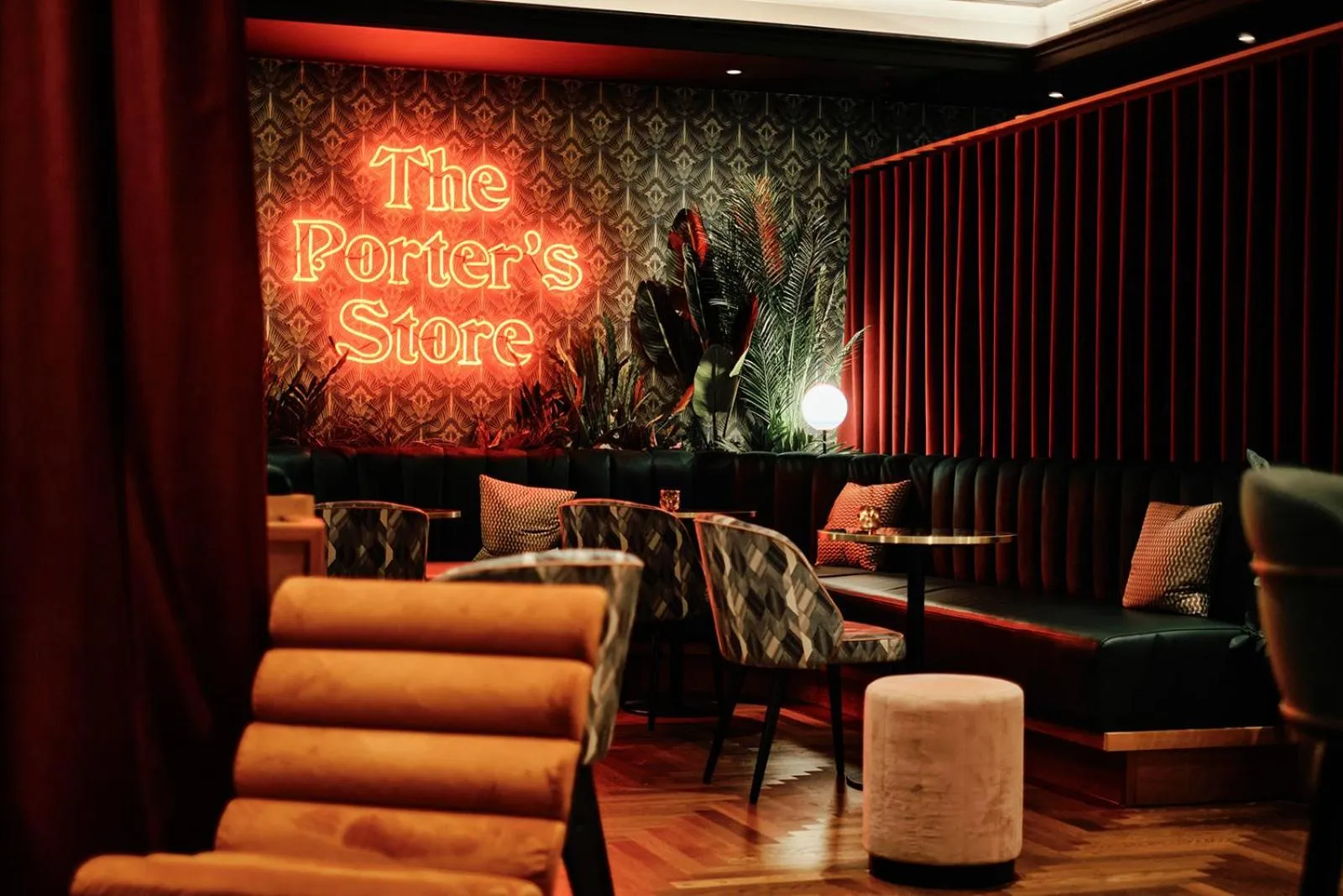 Lounge or bar in Pomme d'Or Hotel