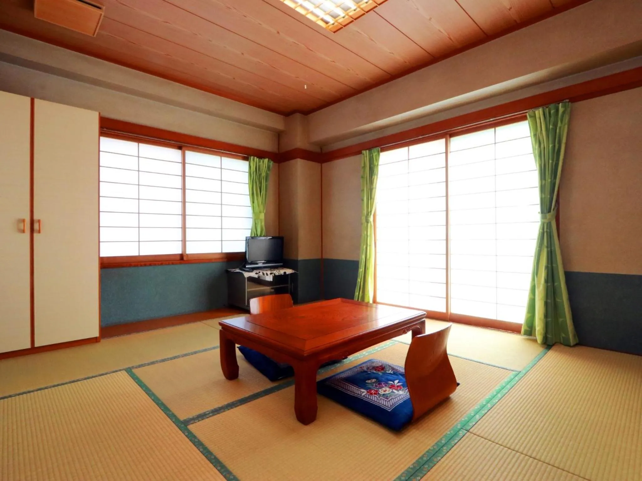 TV and multimedia in Business Hotel Nishikiryu