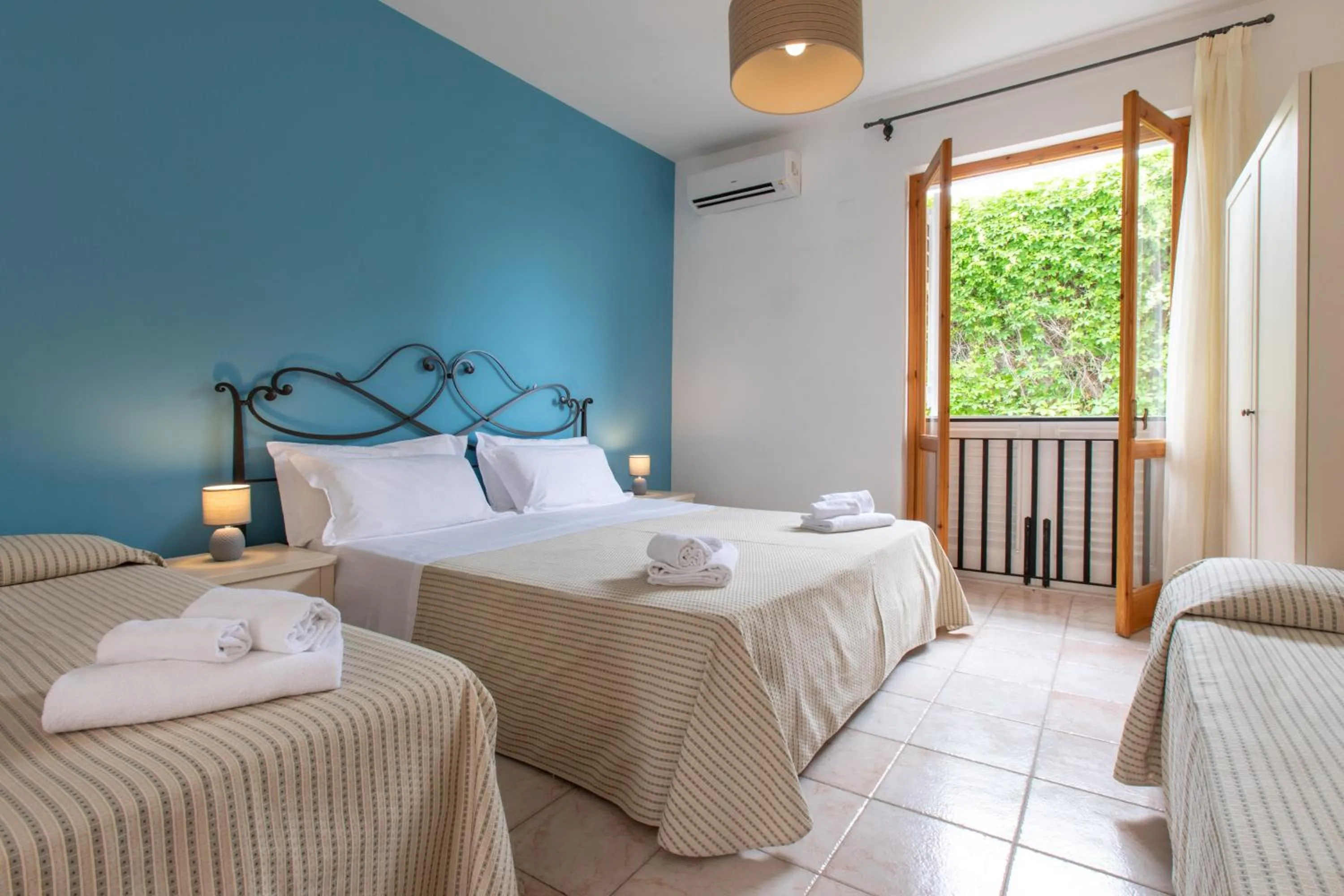 Bedroom, Bed in Hotel Amarea - Aeolian Charme