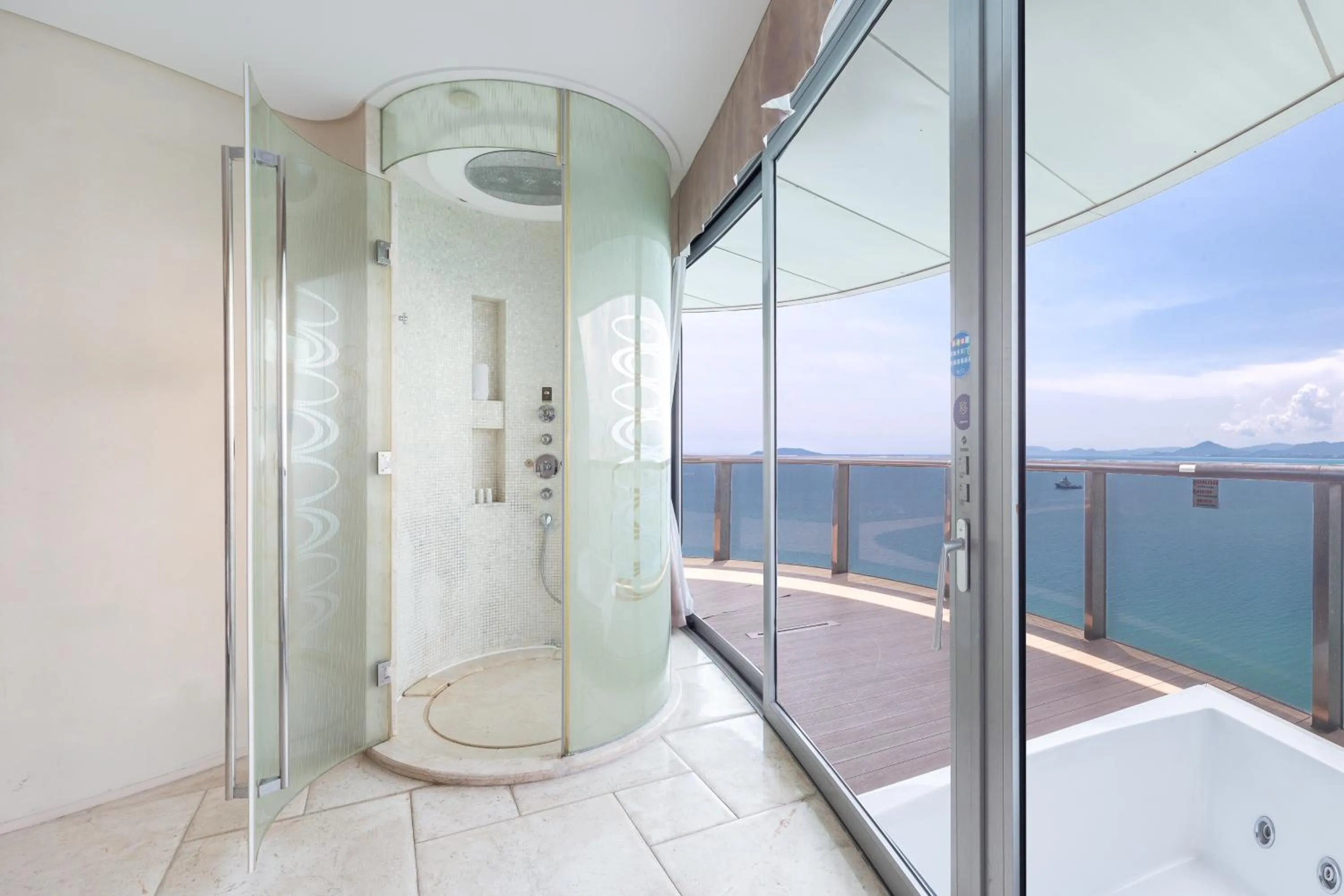 Shower in Sanya Phoenix Island Yuejia flat