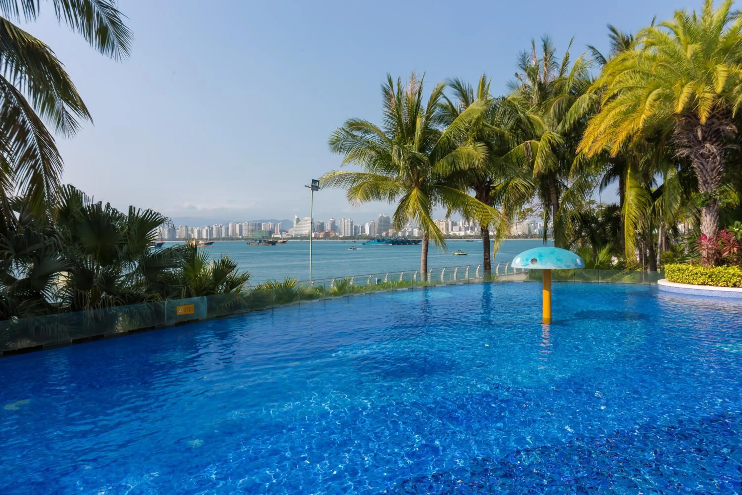 Swimming pool in Sanya Phoenix Island Yuejia flat