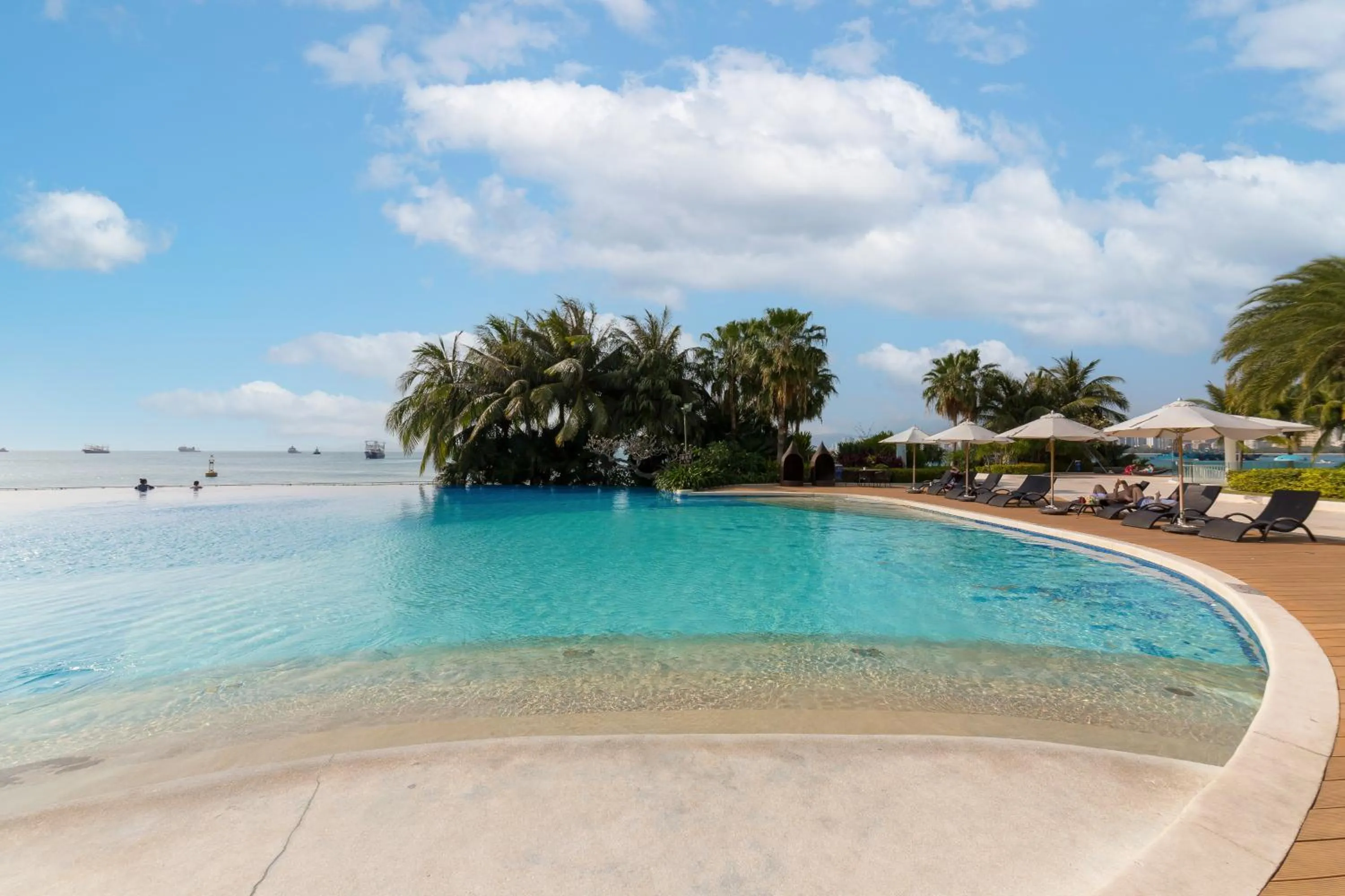Swimming pool in Sanya Phoenix Island Yuejia flat