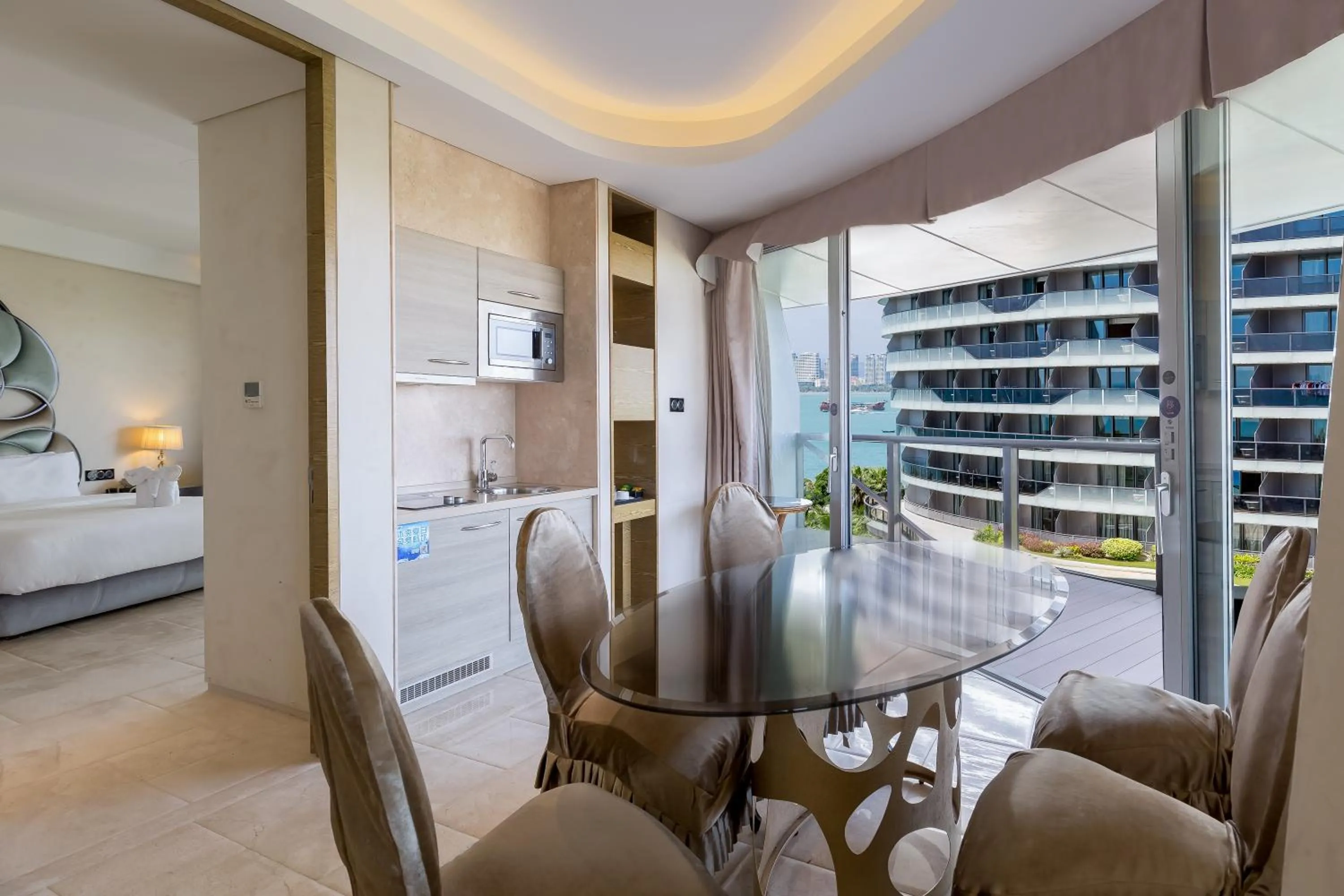 Dining area in Sanya Phoenix Island Yuejia flat